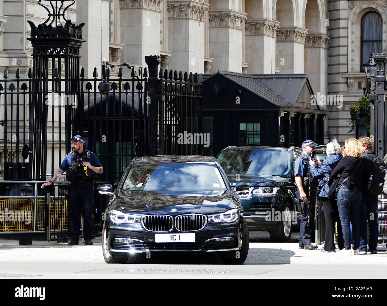 Cooperazione di polizia dal parlamentare e la protezione diplomatica (PaDP) della London Metropolitan Police Service., guardia dell'ingresso a Downing Street Londra. Essa è stata costituita nel mese di aprile 2015, con la fusione della protezione diplomatica gruppo (SO6) e il Palazzo di Westminster Division (SO17) Foto Stock