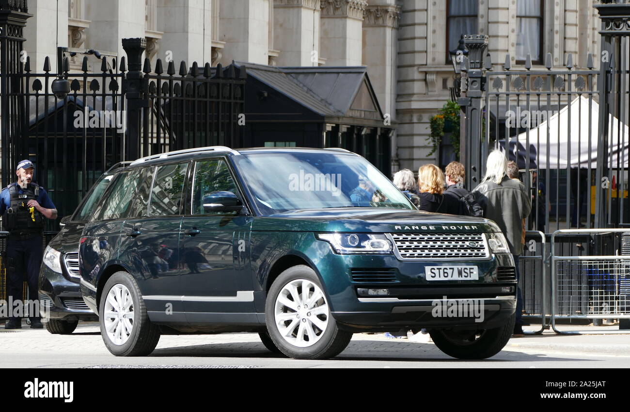 Cooperazione di polizia dal parlamentare e la protezione diplomatica (PaDP) della London Metropolitan Police Service., guardia dell'ingresso a Downing Street Londra. Essa è stata costituita nel mese di aprile 2015, con la fusione della protezione diplomatica gruppo (SO6) e il Palazzo di Westminster Division (SO17) Foto Stock