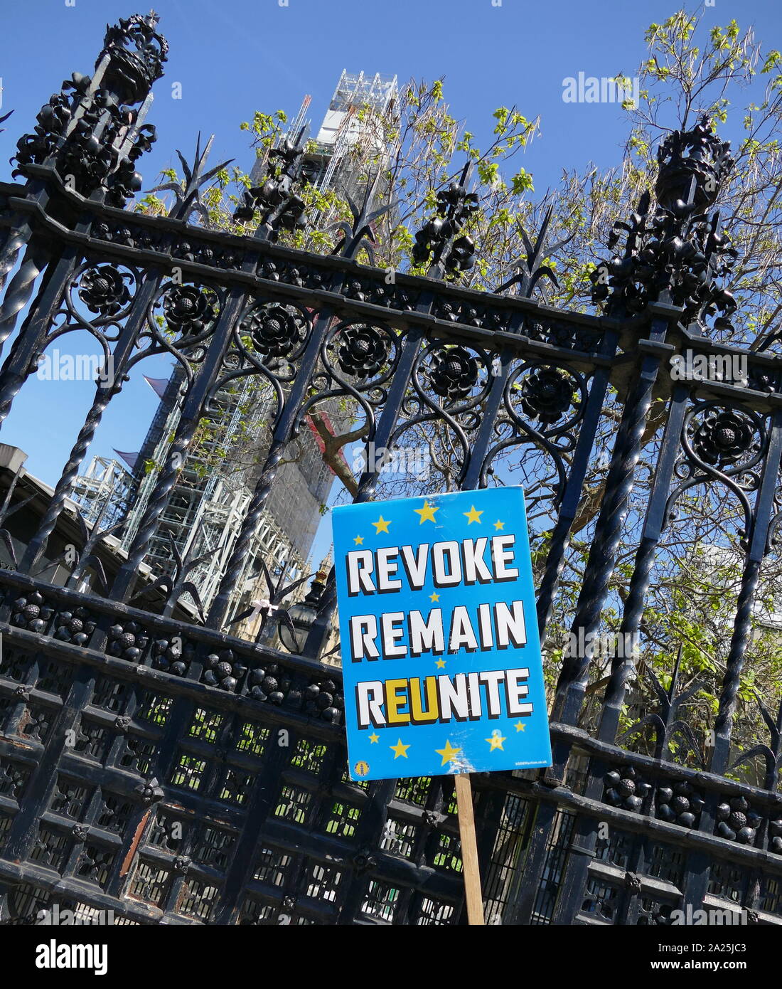 Rimangono 'cartello al di fuori del parlamento britannico, Maggio, 2019. Questa targhetta rappresenta la campagna per il Regno Unito per restare all' interno dell' Unione europea Foto Stock