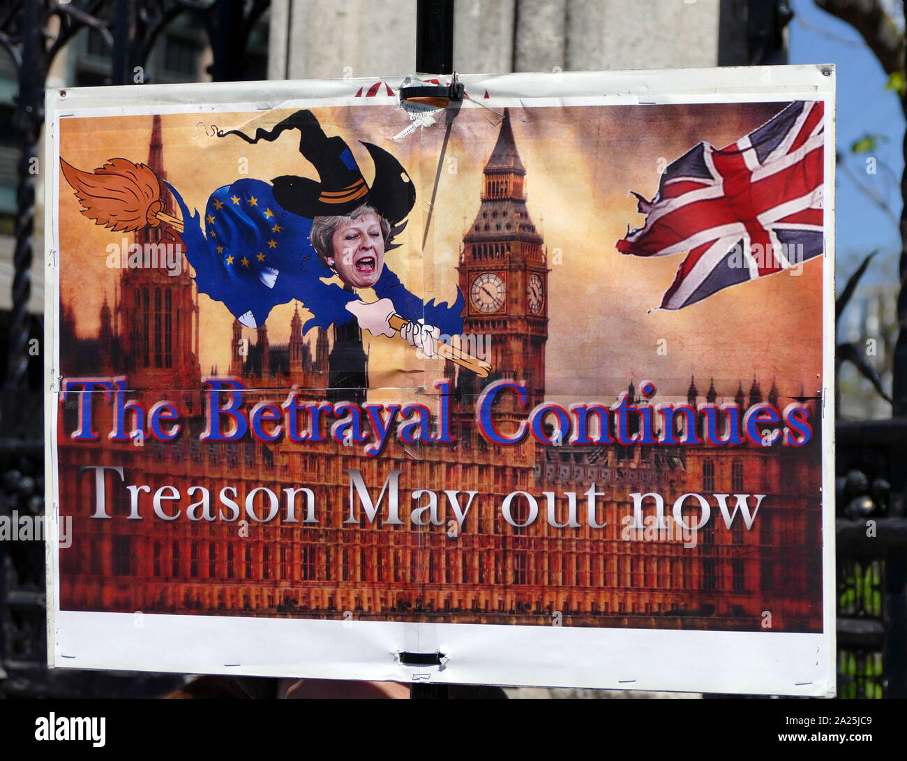 Striscione raffigurante Theresa Maggio il Primo Ministro britannico come un traditore in seguito all'annuncio del British la partecipazione alle elezioni del Parlamento europeo possono 2019 Foto Stock