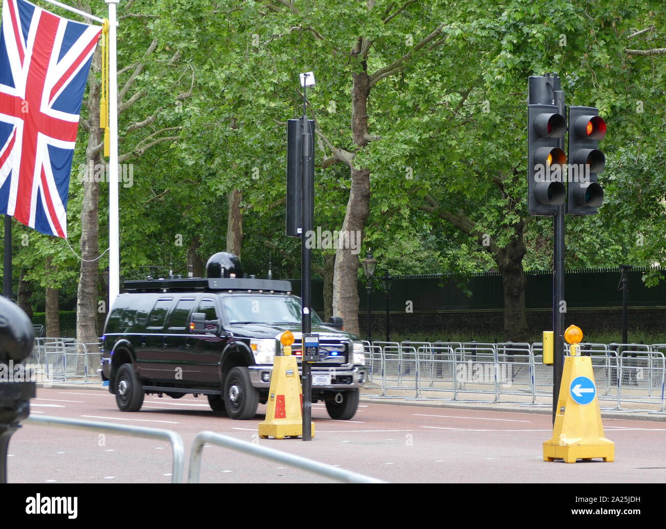 Specializzata anti-terrorismo interruzioni delle comunicazioni van aziona verso il basso il Mall in rotta verso Buckingham Palace di Londra, fissato dalla polizia con sniffer cane, durante la visita di Stato del presidente Donald Trump Giugno 2019 Foto Stock