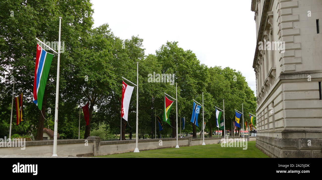 Commonwealth bandiere che sventolano fuori il Foreign Office di Londra; 2019 Foto Stock