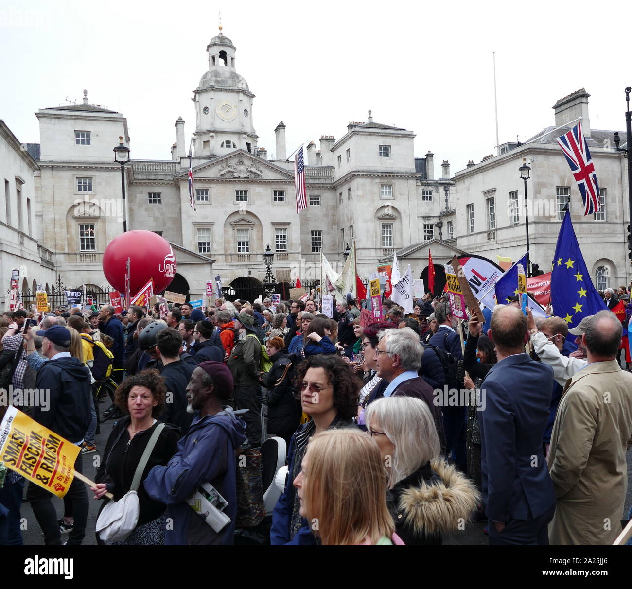 Manifestazioni a Whitehall e Trafalgar Square a Londra durante la visita di Stato del Presidente americano Donald Trump in Gran Bretagna; Giugno 2019 Foto Stock