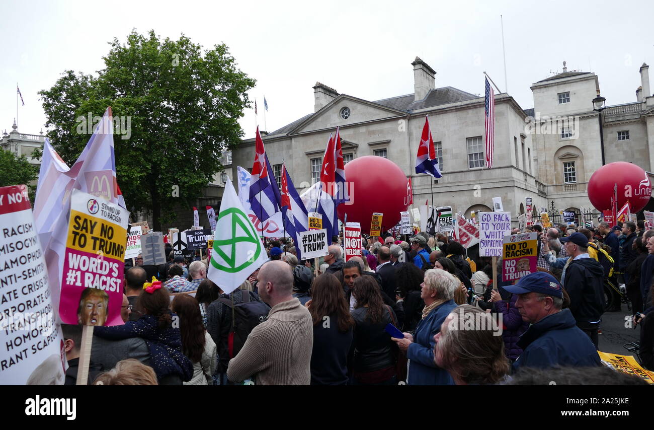 Manifestazioni a Whitehall e Trafalgar Square a Londra durante la visita di Stato del Presidente americano Donald Trump in Gran Bretagna; Giugno 2019 Foto Stock