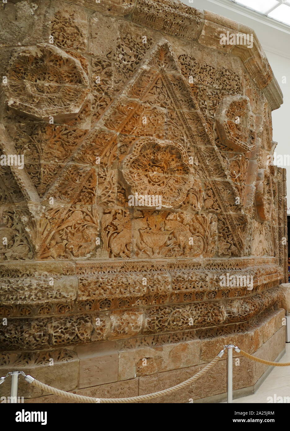 La Mshatta facciata; decorate parte della facciata del VIII secolo Umayyad palazzo residenziale di Qasr Mshatta, uno dei Castelli del Deserto di Giordania Foto Stock