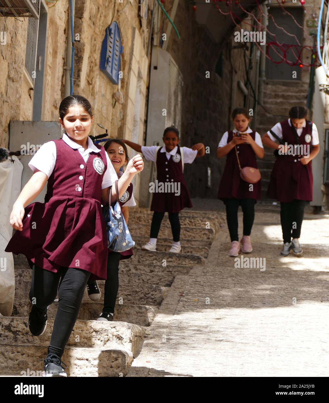 Bambini arabi che sono sulla loro strada per la scuola nella città vecchia di Gerusalemme, Israele Foto Stock