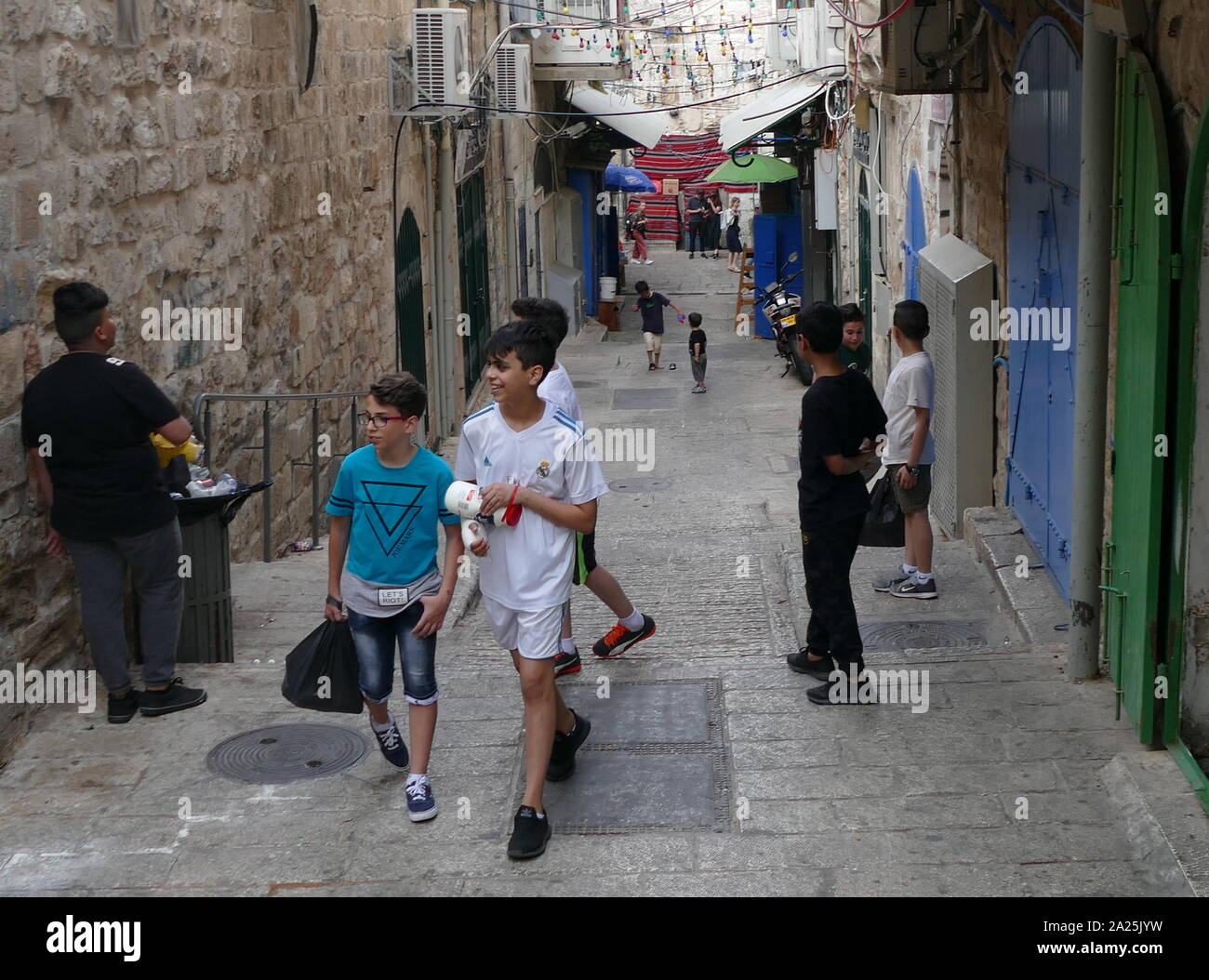 Bambini arabi che sono sulla loro strada per la scuola nella città vecchia di Gerusalemme, Israele Foto Stock