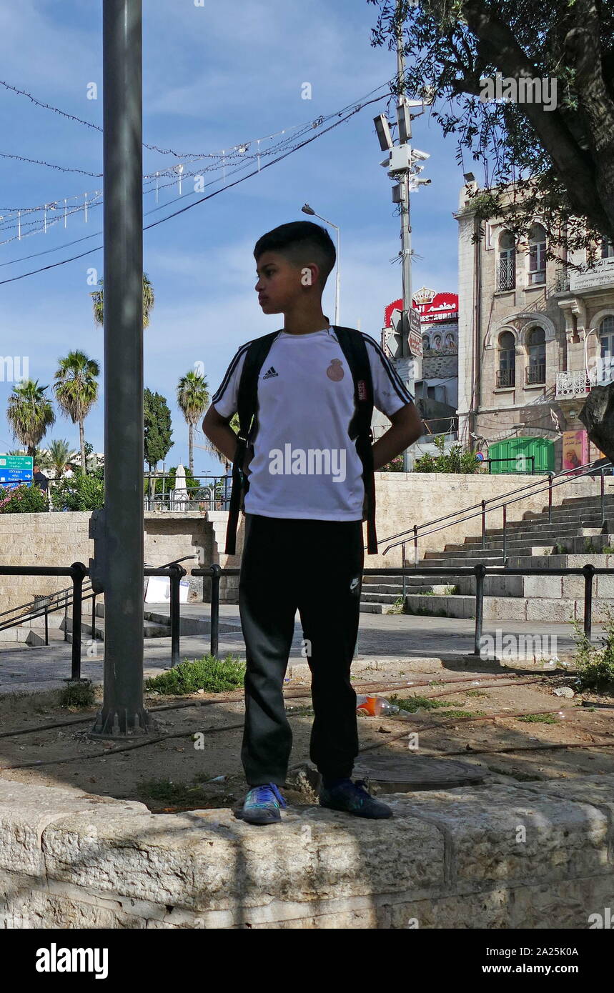 Ragazzo arabo che sono sulla loro strada per la scuola nella città vecchia di Gerusalemme, Israele Foto Stock