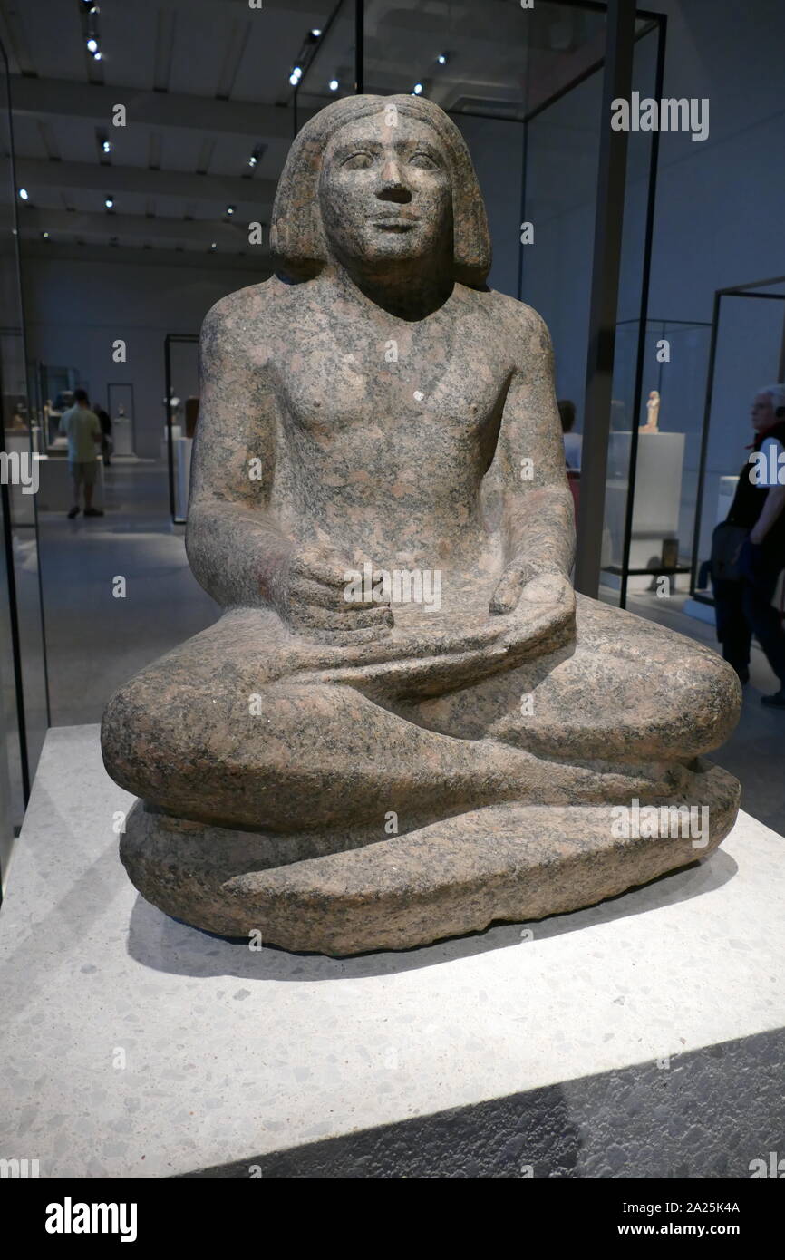 Seduti in pietra di granito statua, del granaio scribe, der-senedj. 2400 BC, Giza in Egitto; Foto Stock