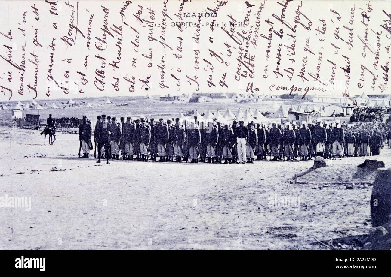 Legionario francese soldati coloniali in corrispondenza di una base in Marocco. cartolina 1909 Foto Stock