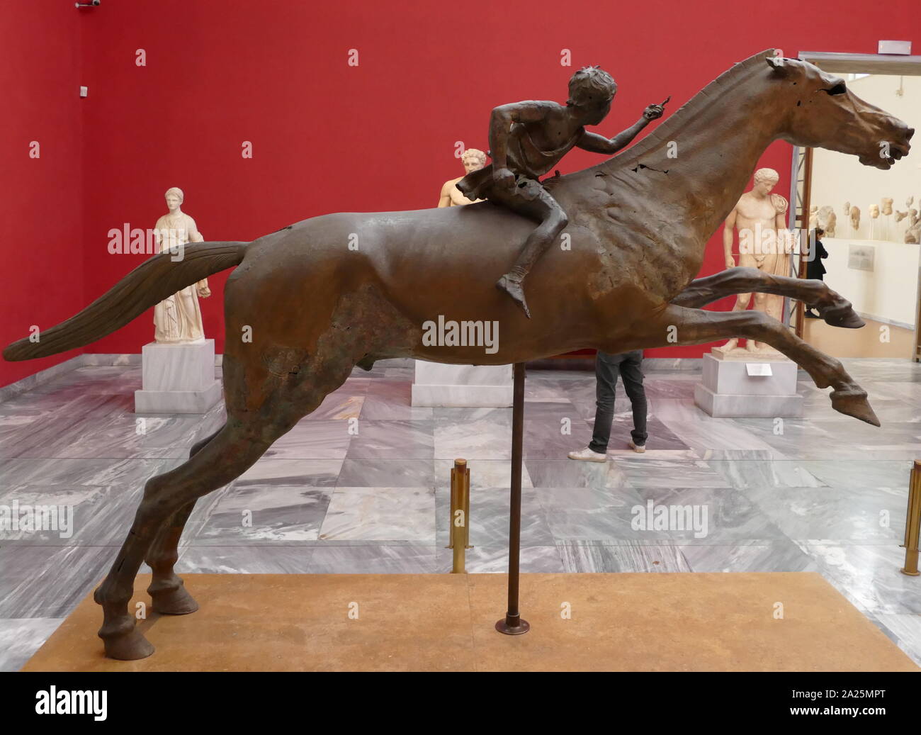 Statua in bronzo raffigurante "Jockey di Artemision', una grande statua ellenistica di un giovane ragazzo in sella ad un cavallo, datato intorno al 150-140 A.C. Si tratta di una rara sopravvivere originale statua in bronzo della Grecia antica e di un raro esempio di scultura Greca di un cavallo da corsa Foto Stock