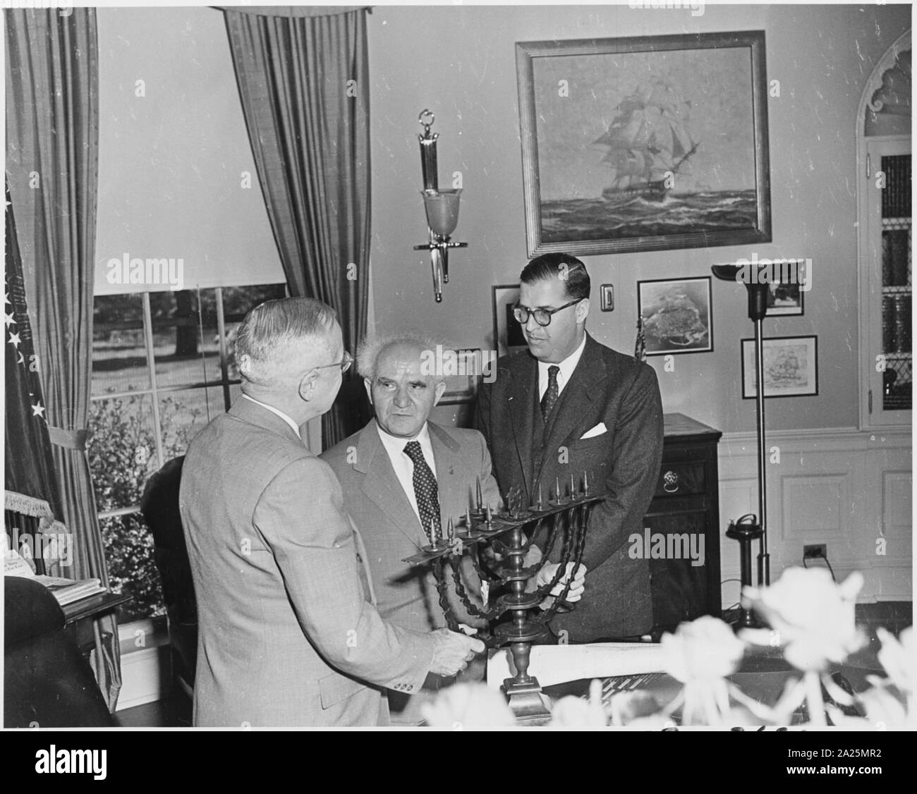 Il menorah presentato al Presidente Harry Truman per il suo compleanno il 8 maggio 1951. Essa è stata presentata al Presidente Truman da David Ben-Gurion e Abba Eban di Israele. Il 1767 di bronzo è il menorah dalla Sinagoga di Buergel, vicino a Francoforte sul Main, Germania. Foto Stock