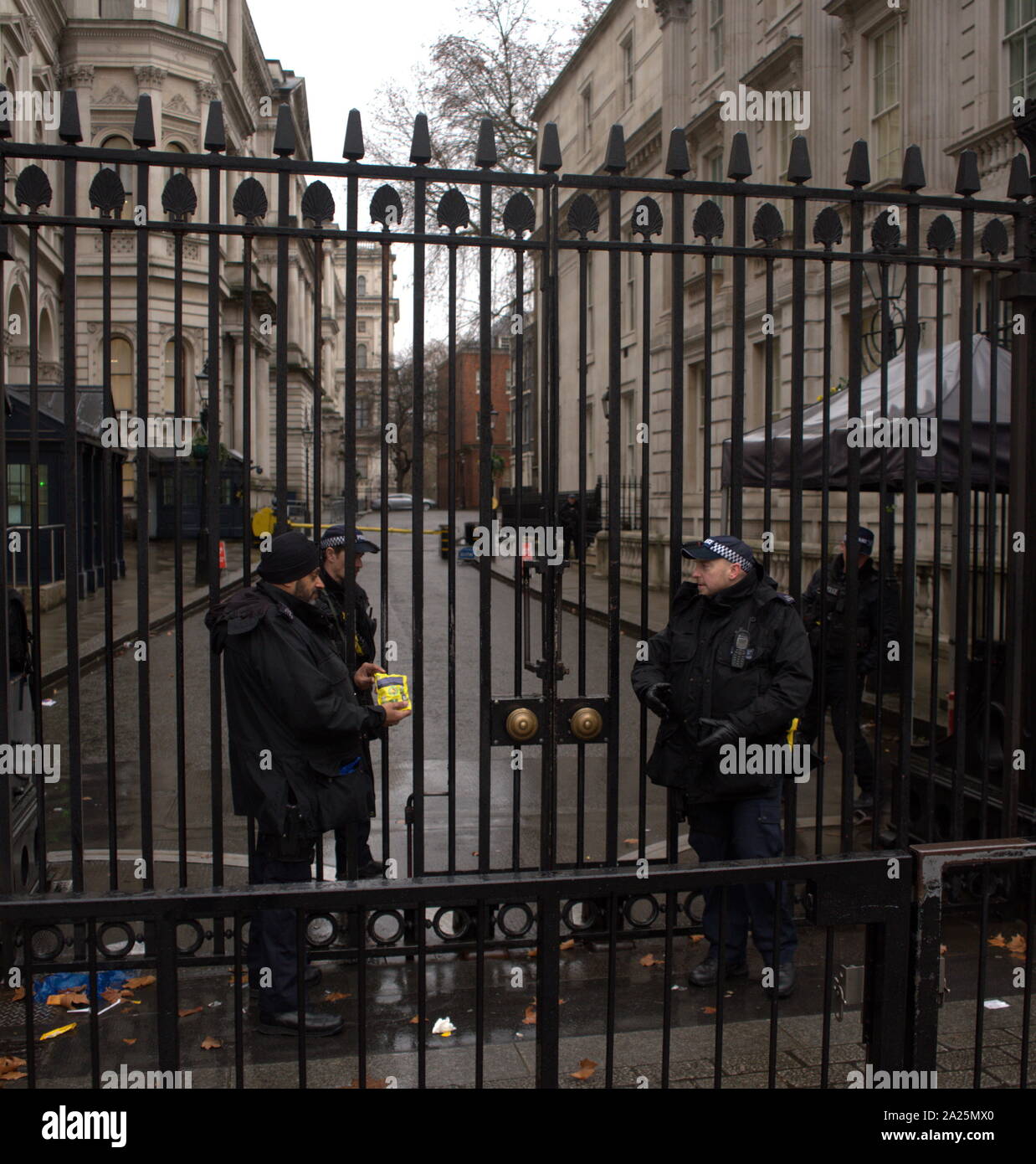 La polizia fuori dalle porte di n. 10 Downing Street, Londra. Foto Stock