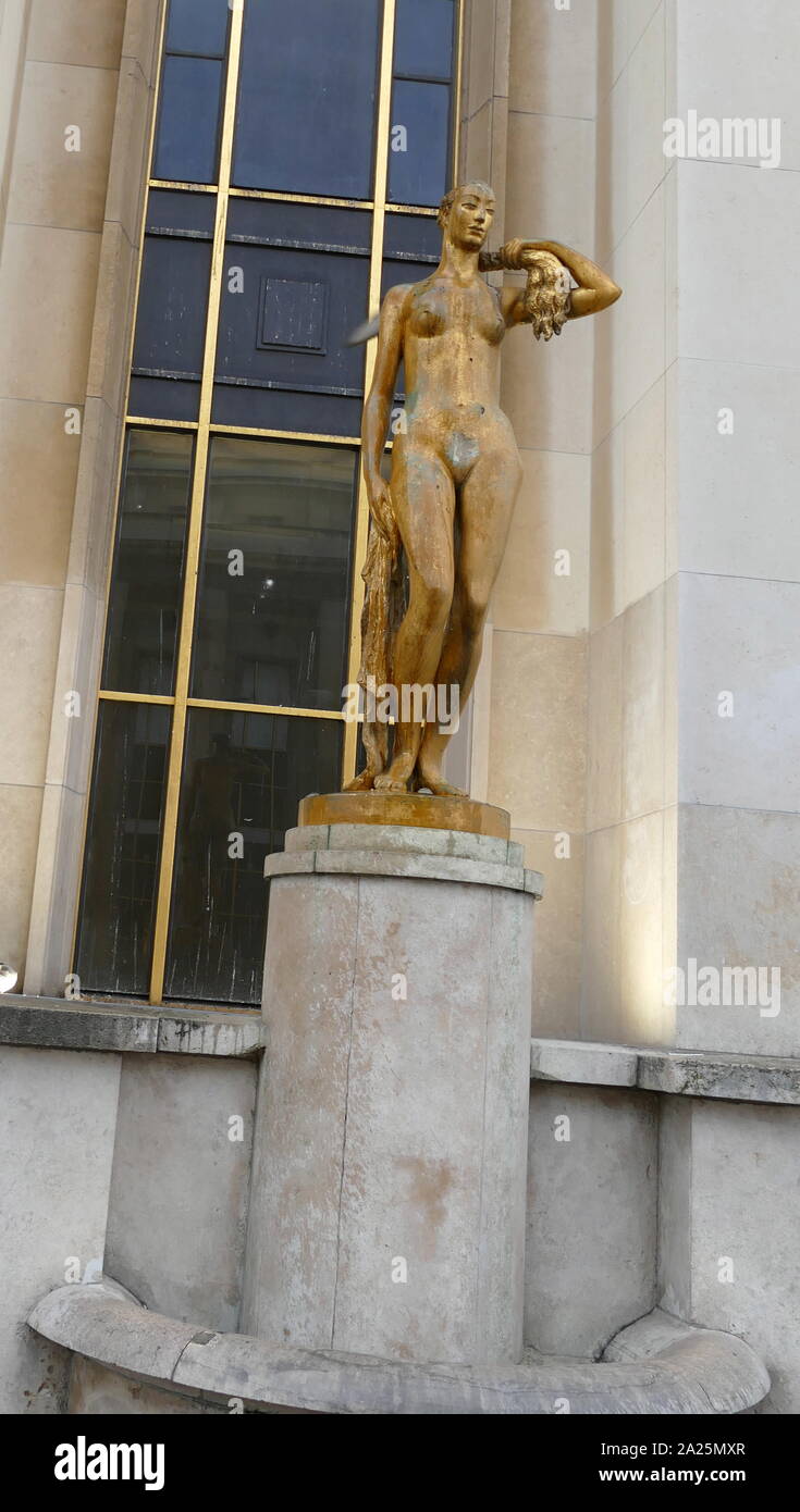 Le matin (mattina), statua dorata presso il Palais de Chaillot, Paris 1937 da Pryas. Foto Stock