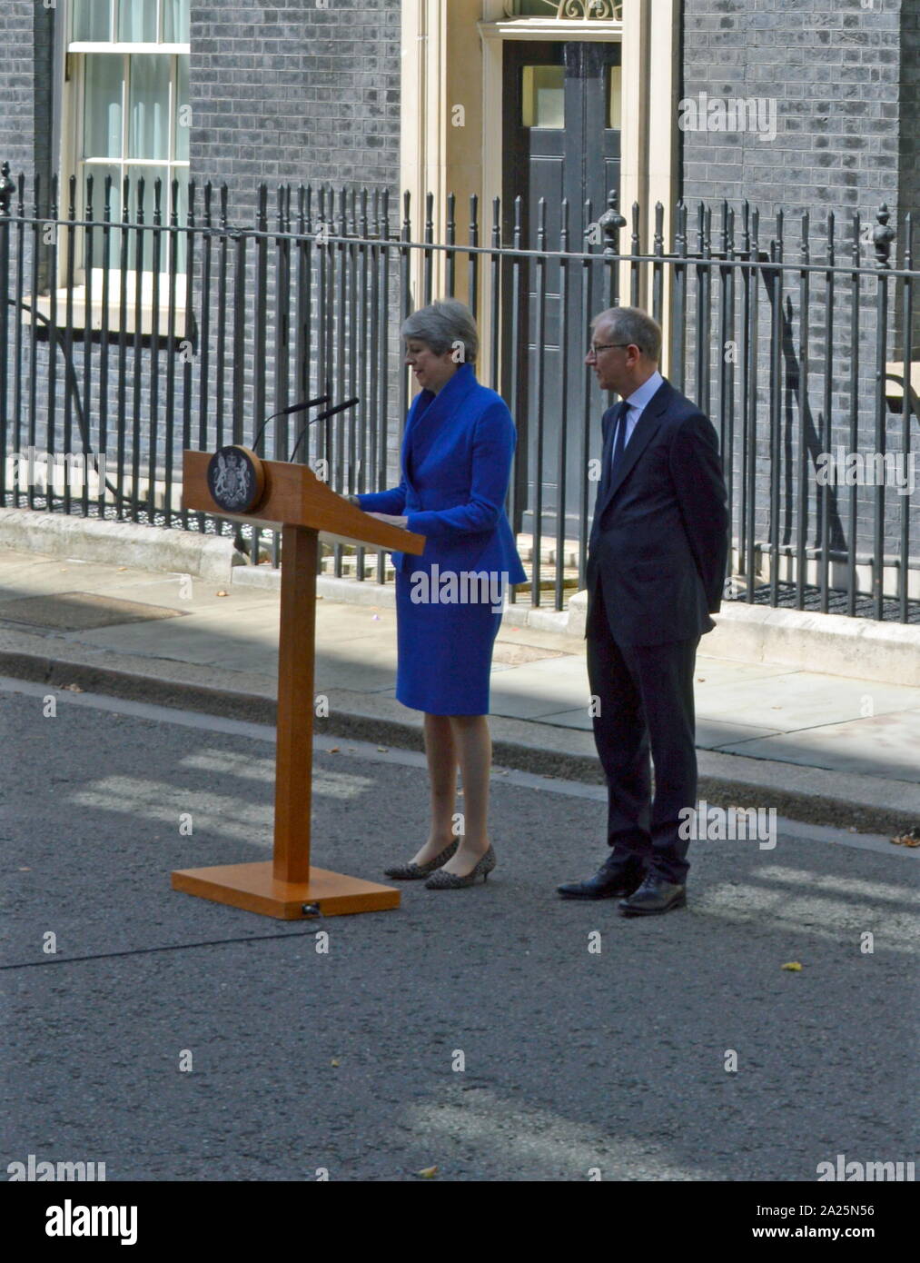 Theresa Maggio rende le sue dimissioni discorso a Downing Street, Londra, prima di vedere la Regina Elisabetta a formalizzare la sua partenza. L'ultimo giorno di Premiership di Theresa Maggio, Primo Ministro del Regno Unito, 13 Luglio 2016 - 24 luglio 2019. Maggio era il leader del partito conservatore da luglio 2016 - 23 luglio 2019. Foto Stock