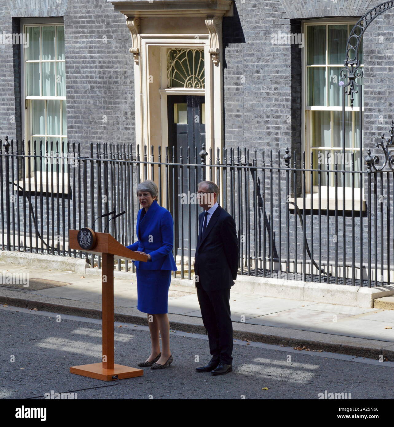 Theresa Maggio rende le sue dimissioni discorso a Downing Street, Londra, prima di vedere la Regina Elisabetta a formalizzare la sua partenza. L'ultimo giorno di Premiership di Theresa Maggio, Primo Ministro del Regno Unito, 13 Luglio 2016 - 24 luglio 2019. Maggio era il leader del partito conservatore da luglio 2016 - 23 luglio 2019. Mostrato con il marito Phillip maggio. Foto Stock