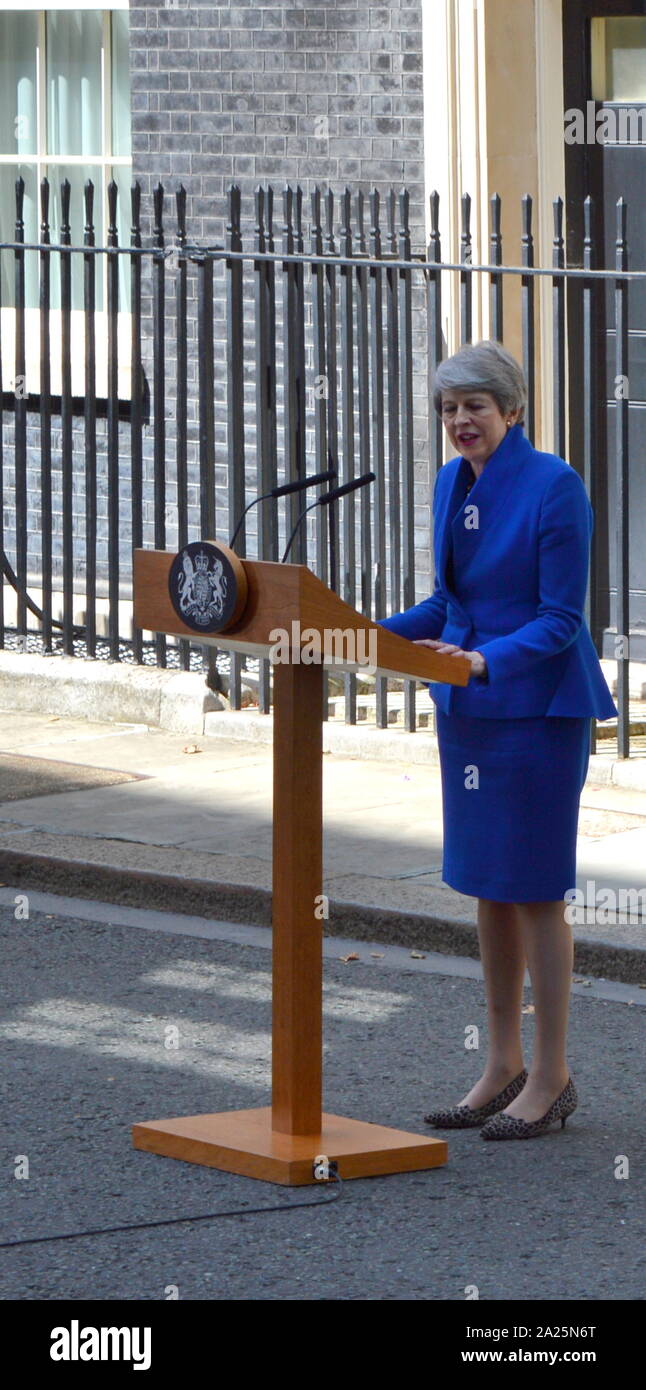 Theresa Maggio rende le sue dimissioni discorso a Downing Street, Londra, prima di vedere la Regina Elisabetta a formalizzare la sua partenza. L'ultimo giorno di Premiership di Theresa Maggio, Primo Ministro del Regno Unito, 13 Luglio 2016 - 24 luglio 2019. Maggio era il leader del partito conservatore da luglio 2016 - 23 luglio 2019. Mostrato con il marito Phillip maggio. Foto Stock