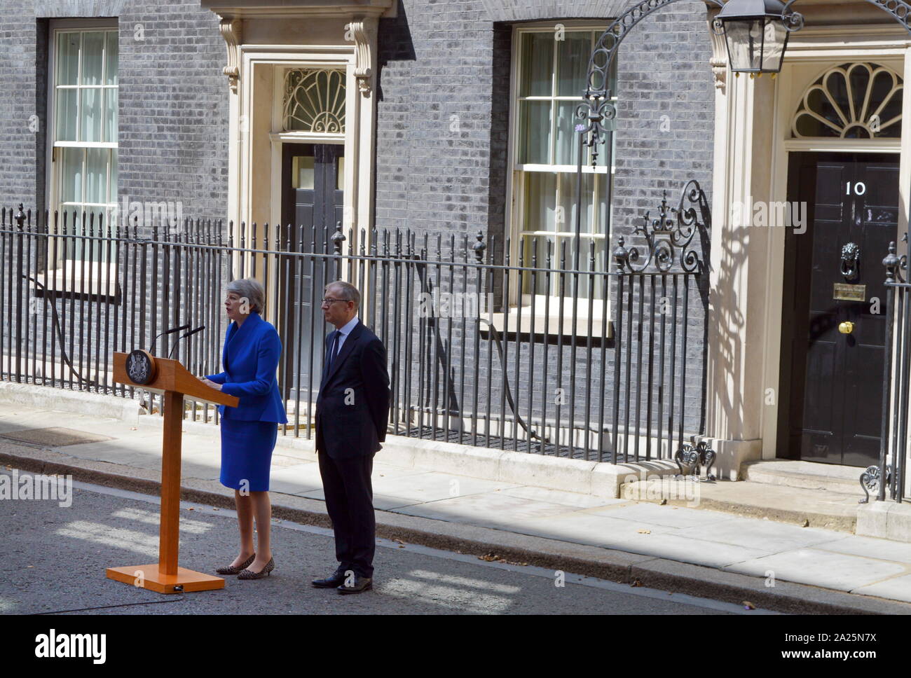 Theresa Maggio rende le sue dimissioni discorso a Downing Street, Londra, prima di vedere la Regina Elisabetta a formalizzare la sua partenza. L'ultimo giorno di Premiership di Theresa Maggio, Primo Ministro del Regno Unito, 13 Luglio 2016 - 24 luglio 2019. Maggio era il leader del partito conservatore da luglio 2016 - 23 luglio 2019. Mostrato con il marito Phillip maggio. Foto Stock