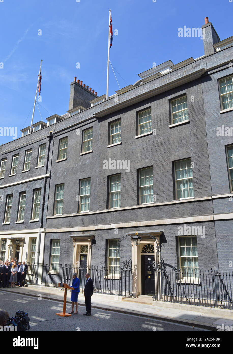 Theresa Maggio rende le sue dimissioni discorso a Downing Street, Londra, prima di vedere la Regina Elisabetta a formalizzare la sua partenza. L'ultimo giorno di Premiership di Theresa Maggio, Primo Ministro del Regno Unito, 13 Luglio 2016 - 24 luglio 2019. Maggio era il leader del partito conservatore da luglio 2016 - 23 luglio 2019. Mostrato con il marito Phillip maggio. Foto Stock