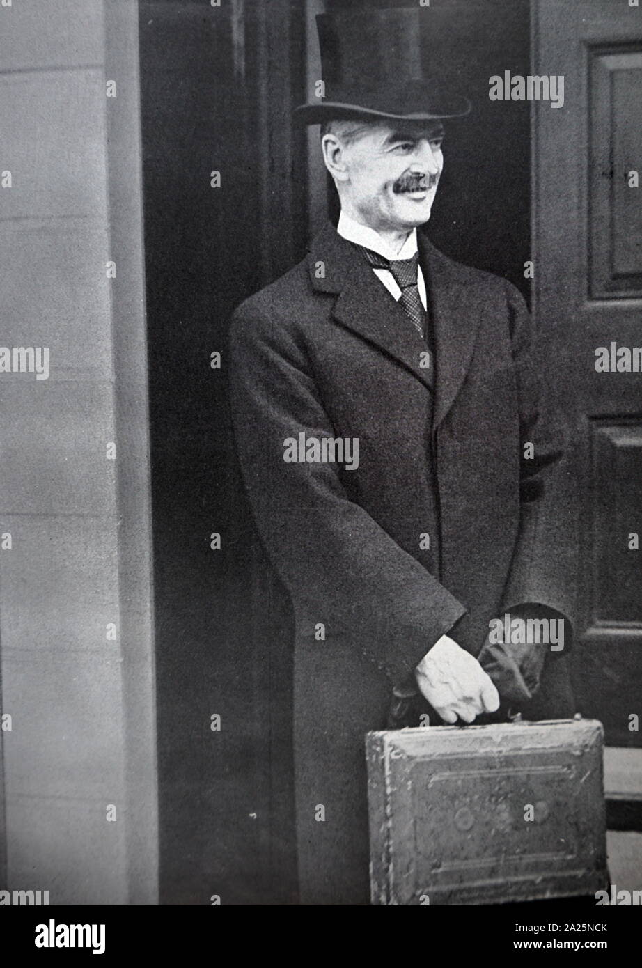 Fotografia di Neville Chamberlain (1869-1940) un partito conservatore britannico statista ed ex Primo Ministro del Regno Unito Foto Stock