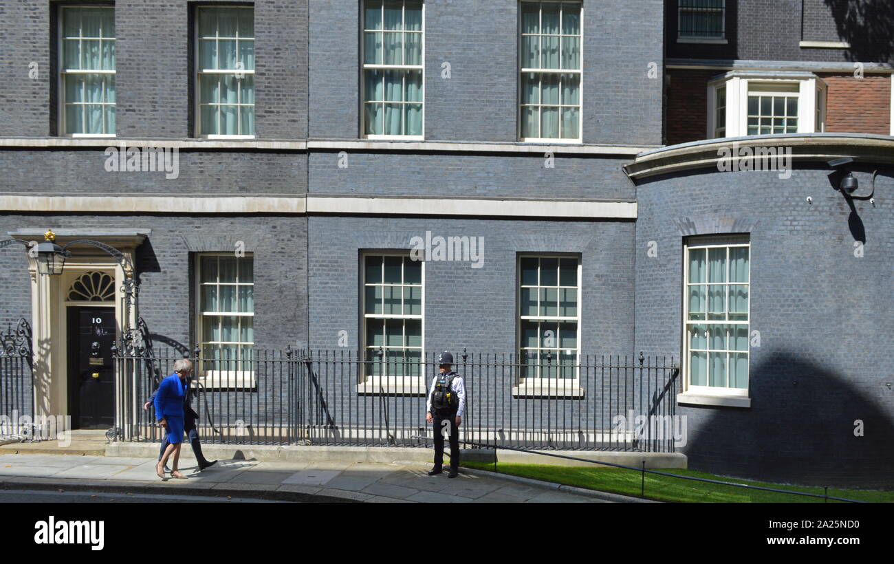 Theresa Maggio lascia 10 Downing Street dopo il suo discorso di dimissioni, Londra, prima di vedere la Regina Elisabetta a formalizzare la sua partenza. L'ultimo giorno di Premiership di Theresa Maggio, Primo Ministro del Regno Unito, 13 Luglio 2016 - 24 luglio 2019. Maggio era il leader del partito conservatore da luglio 2016 - 23 luglio 2019. Mostrato con il marito Phillip maggio. Foto Stock