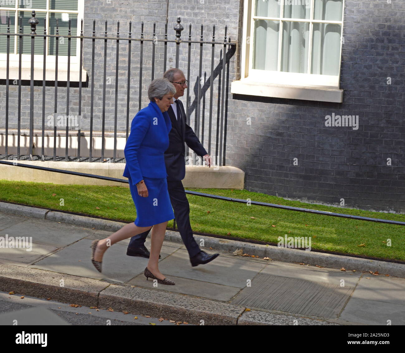 Theresa Maggio lascia 10 Downing Street dopo il suo discorso di dimissioni, Londra, prima di vedere la Regina Elisabetta a formalizzare la sua partenza. L'ultimo giorno di Premiership di Theresa Maggio, Primo Ministro del Regno Unito, 13 Luglio 2016 - 24 luglio 2019. Maggio era il leader del partito conservatore da luglio 2016 - 23 luglio 2019. Mostrato con il marito Phillip maggio. Foto Stock