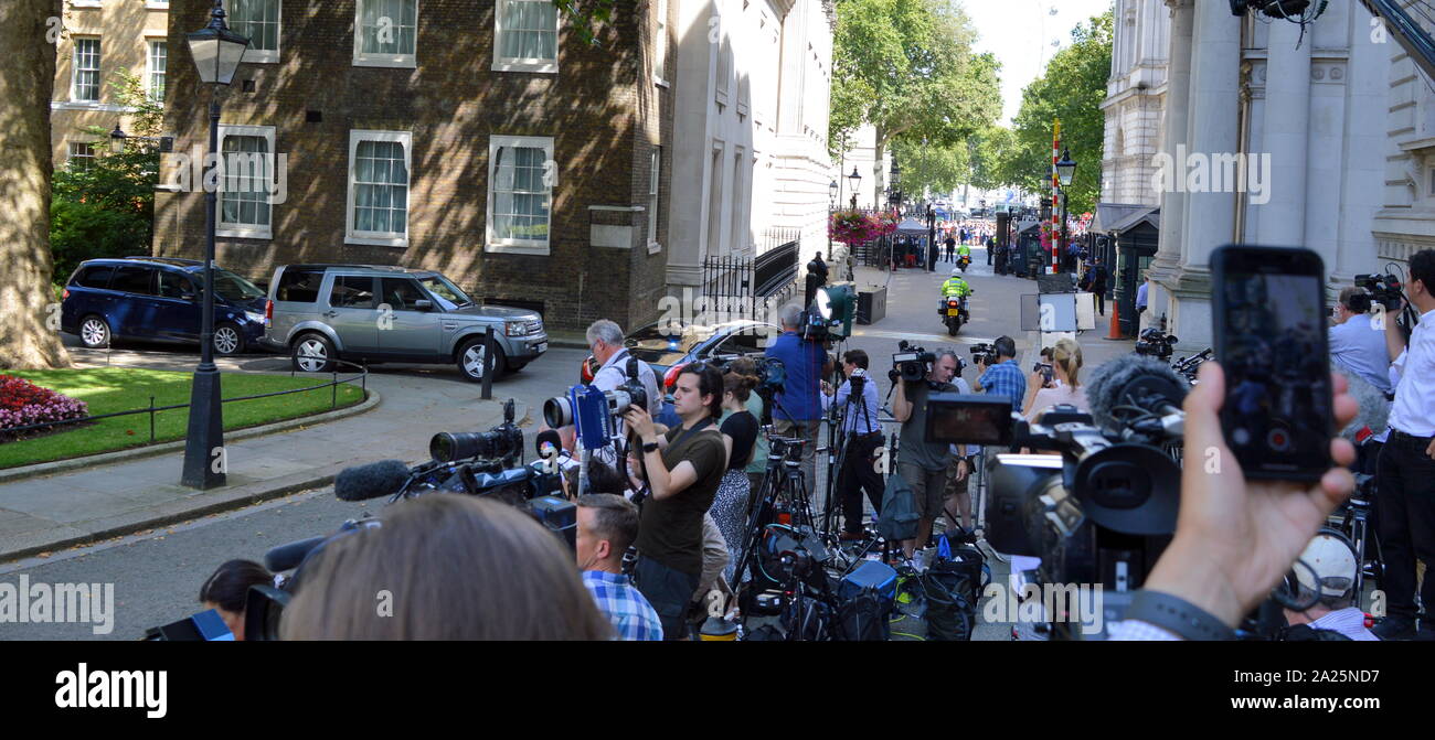 Theresa Maggio lascia 10 Downing Street dopo il suo discorso di dimissioni, Londra, prima di vedere la Regina Elisabetta a formalizzare la sua partenza. L'ultimo giorno di Premiership di Theresa Maggio, Primo Ministro del Regno Unito, 13 Luglio 2016 - 24 luglio 2019. Maggio era il leader del partito conservatore da luglio 2016 - 23 luglio 2019. Mostrato con il marito Phillip maggio. Foto Stock