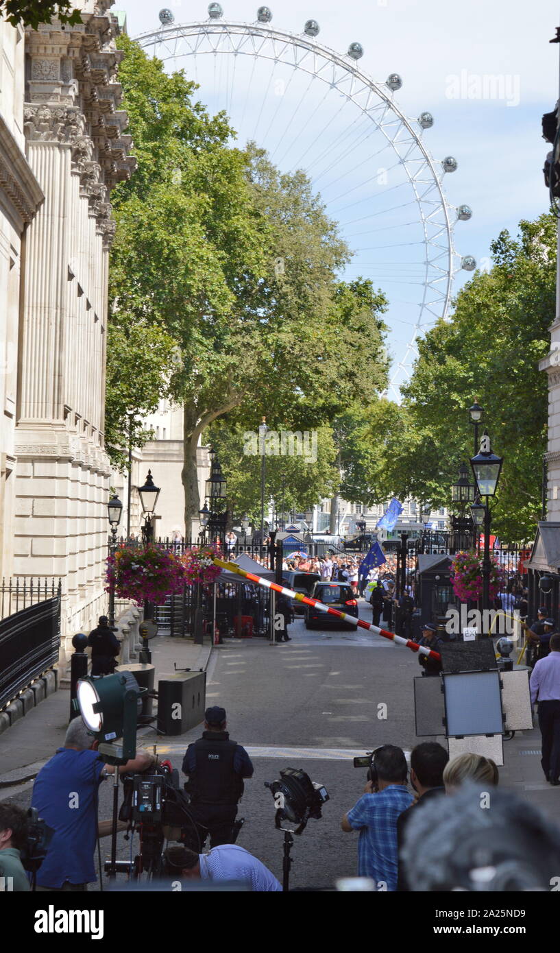 Theresa Maggio lascia 10 Downing Street dopo il suo discorso di dimissioni, Londra, prima di vedere la Regina Elisabetta a formalizzare la sua partenza. L'ultimo giorno di Premiership di Theresa Maggio, Primo Ministro del Regno Unito, 13 Luglio 2016 - 24 luglio 2019. Maggio era il leader del partito conservatore da luglio 2016 - 23 luglio 2019. Foto Stock