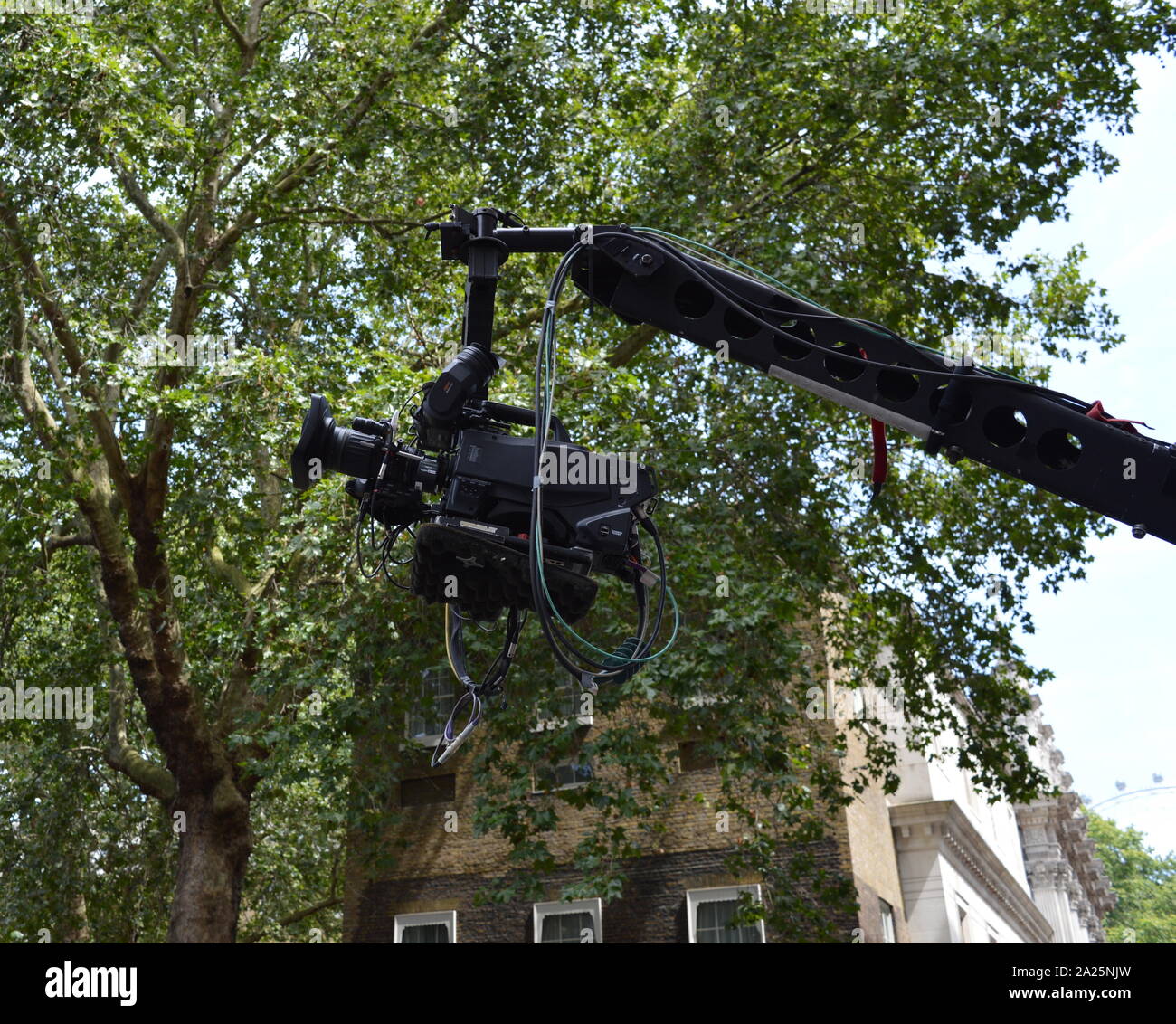 Gantry elevata utilizzata per il supporto della telecamera per registrare notizie da Downing Street LONDRA Foto Stock Gantry elevata utilizzata per il supporto della telecamera per registrare notizie da Downing Street LONDRA Foto Stock