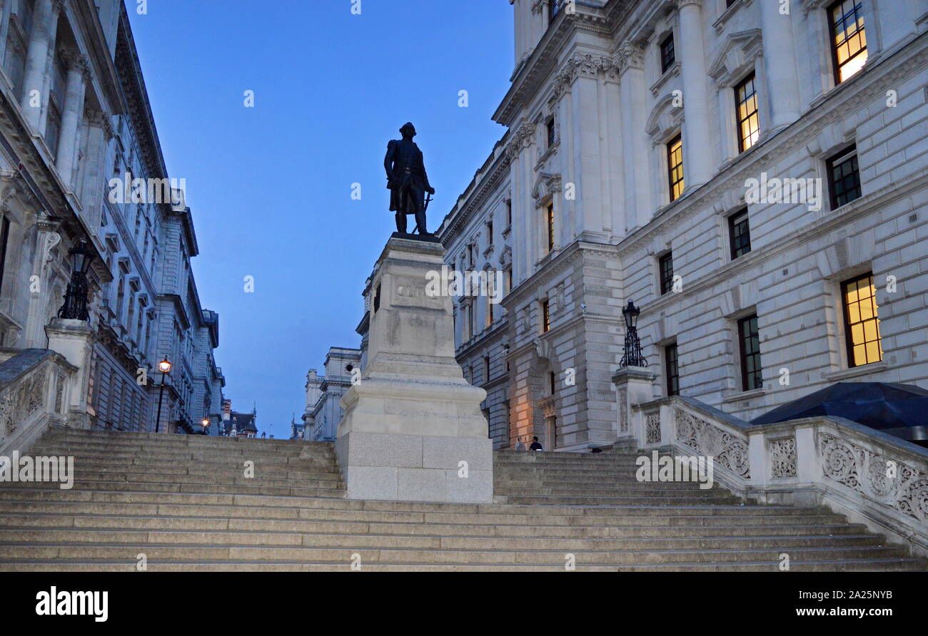 Strada di collegamento fra il Ministero del tesoro e foreign office, ministeri del governo in whitehall, Londra Foto Stock