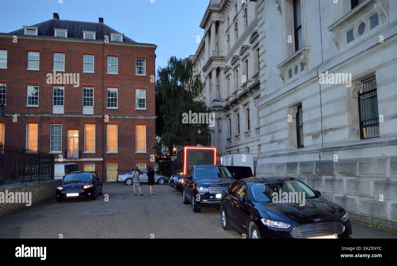 Parte posteriore del parco auto ajacent a Downing Street, Londra, le residenze ufficiali e gli uffici del primo ministro del Regno Unito e il cancelliere dello scacchiere. situato fuori di Whitehall, a pochi minuti a piedi dalla casa del parlamento, Downing Street è stato costruito nel 1680s da sir George downing. Foto Stock