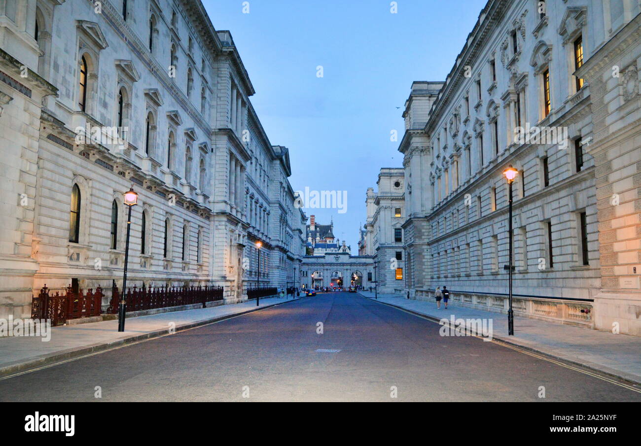 Strada di collegamento fra il Ministero del tesoro e foreign office, ministeri del governo in whitehall, Londra Foto Stock