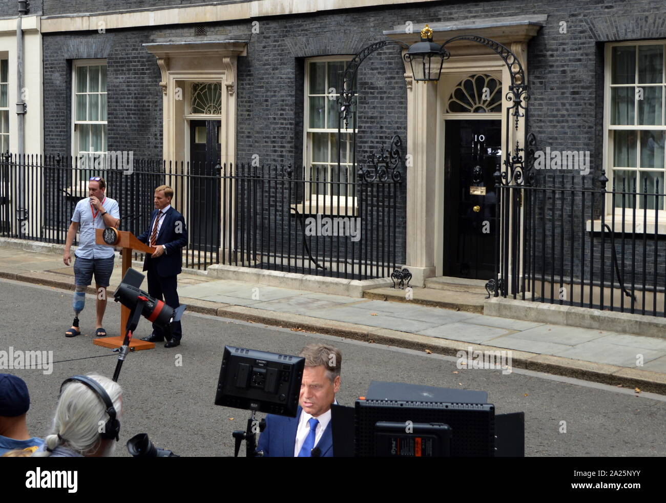 L'ambone eretto a Downing Street per interventi dei messaggi in uscita e in arrivo e i primi ministri, Theresa Maggio e Boris johnson. Il 24 luglio 2019 Foto Stock