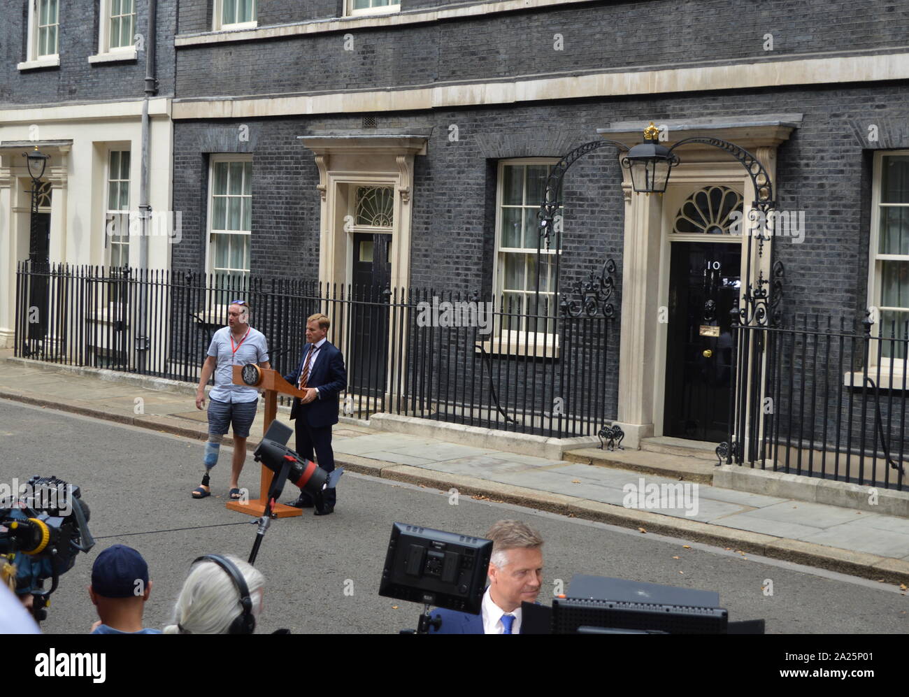 L'ambone eretto a Downing Street per interventi dei messaggi in uscita e in arrivo e i primi ministri, Theresa Maggio e Boris johnson. Il 24 luglio 2019 Foto Stock