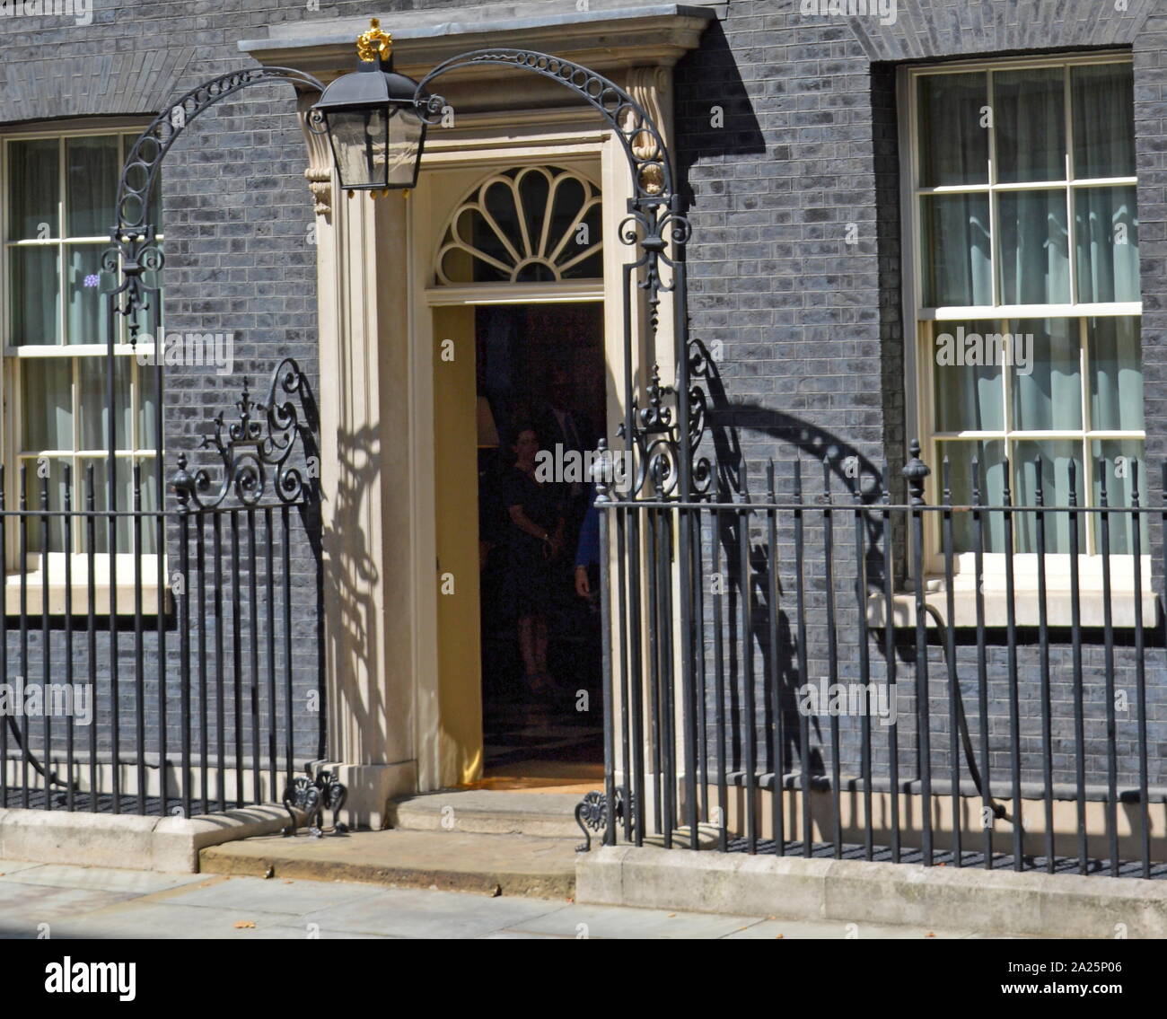 Theresa Maggio lascia 10 di Downing Street per fare il suo discorso di dimissioni, Londra, prima di vedere la regina Elisabetta a formalizzare la sua partenza. L'ultimo giorno di premiership di Theresa Maggio, primo ministro del Regno Unito, 13 luglio 2016 - 24 luglio 2019. maggio era il leader del partito conservatore da luglio 2016 - 23 luglio 2019. mostrato con il marito phillip maggio. Foto Stock