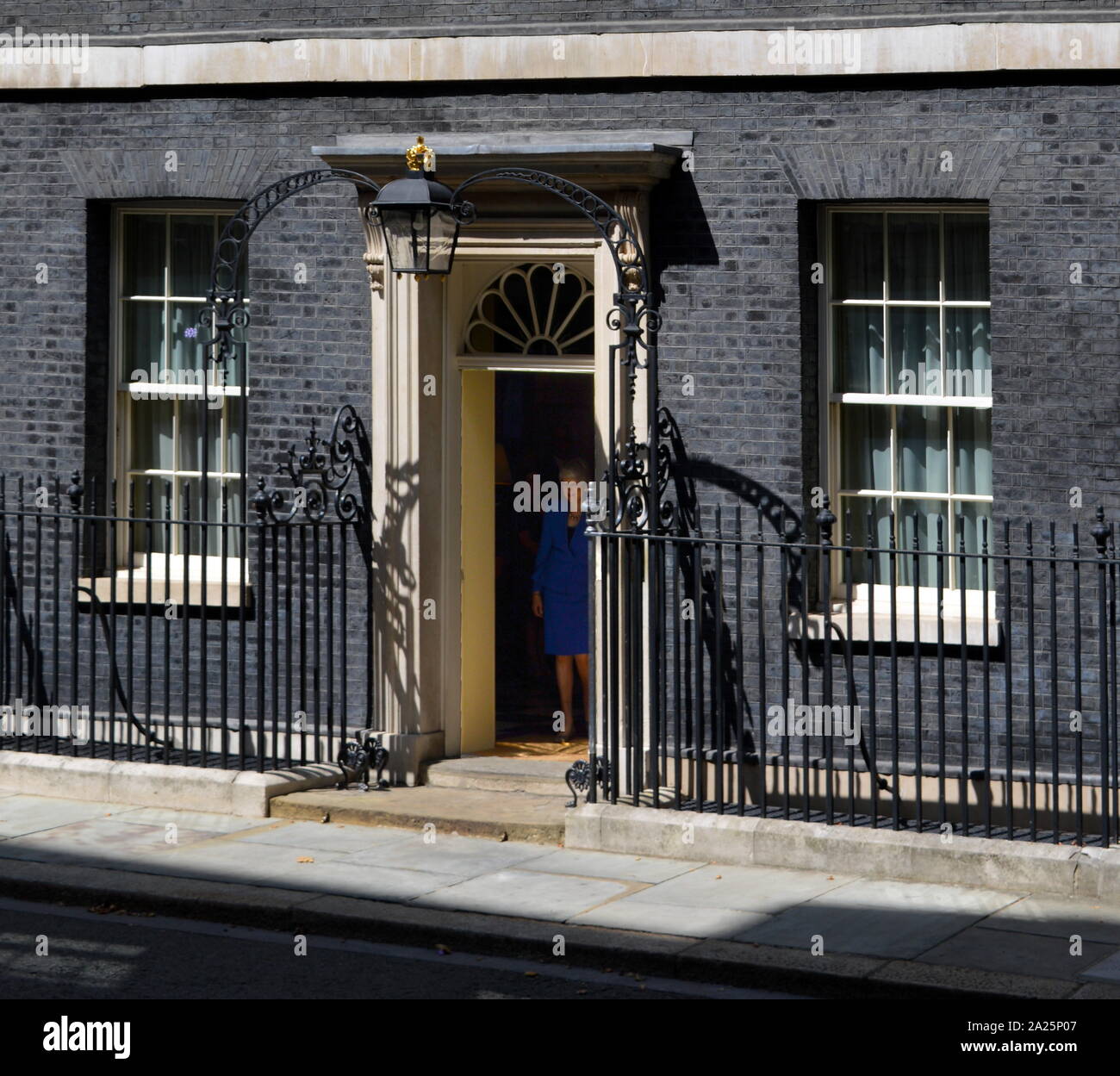 Theresa Maggio lascia 10 di Downing Street per fare il suo discorso di dimissioni, Londra, prima di vedere la regina Elisabetta a formalizzare la sua partenza. L'ultimo giorno di premiership di Theresa Maggio, primo ministro del Regno Unito, 13 luglio 2016 - 24 luglio 2019. maggio era il leader del partito conservatore da luglio 2016 - 23 luglio 2019. mostrato con il marito phillip maggio. Foto Stock