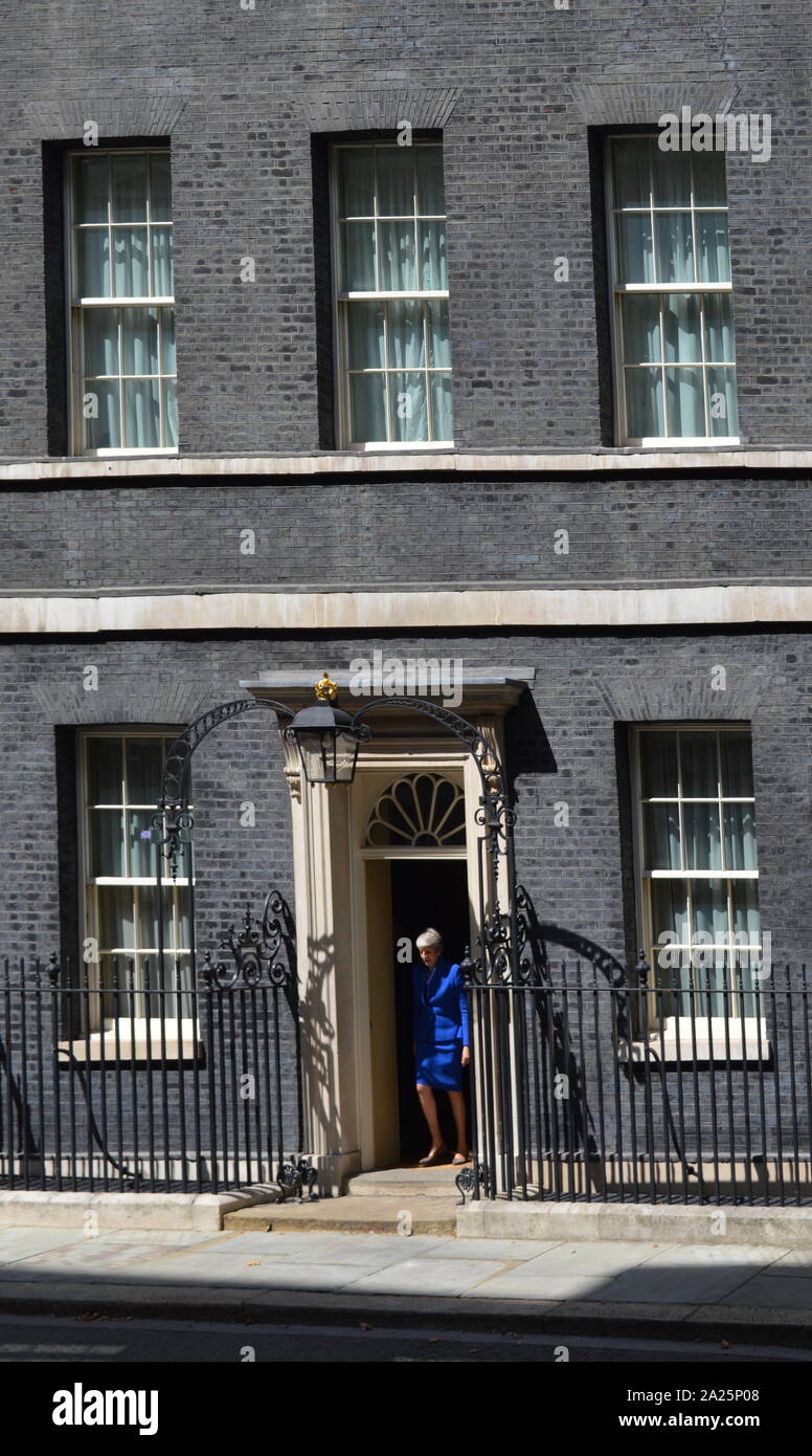 Theresa Maggio lascia 10 di Downing Street per fare il suo discorso di dimissioni, Londra, prima di vedere la regina Elisabetta a formalizzare la sua partenza. L'ultimo giorno di premiership di Theresa Maggio, primo ministro del Regno Unito, 13 luglio 2016 - 24 luglio 2019. maggio era il leader del partito conservatore da luglio 2016 - 23 luglio 2019. mostrato con il marito phillip maggio. Foto Stock
