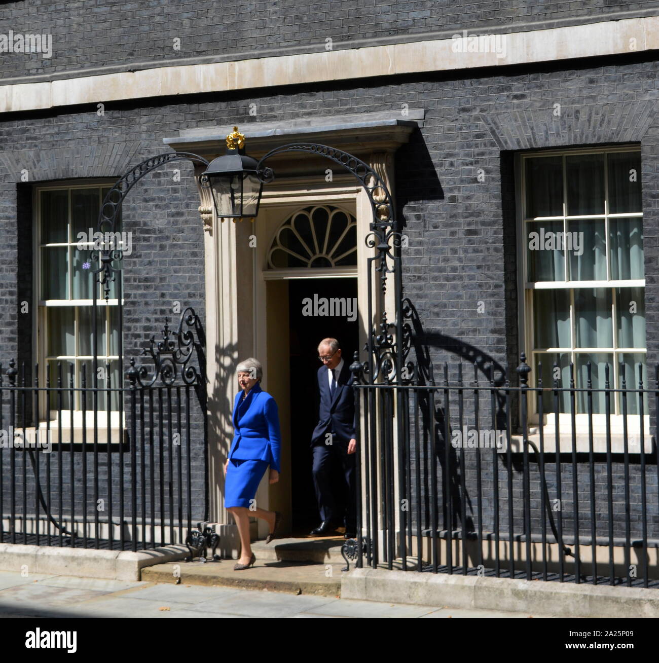 Theresa Maggio lascia 10 di Downing Street per fare il suo discorso di dimissioni, Londra, prima di vedere la regina Elisabetta a formalizzare la sua partenza. L'ultimo giorno di premiership di Theresa Maggio, primo ministro del Regno Unito, 13 luglio 2016 - 24 luglio 2019. maggio era il leader del partito conservatore da luglio 2016 - 23 luglio 2019. mostrato con il marito phillip maggio. Foto Stock