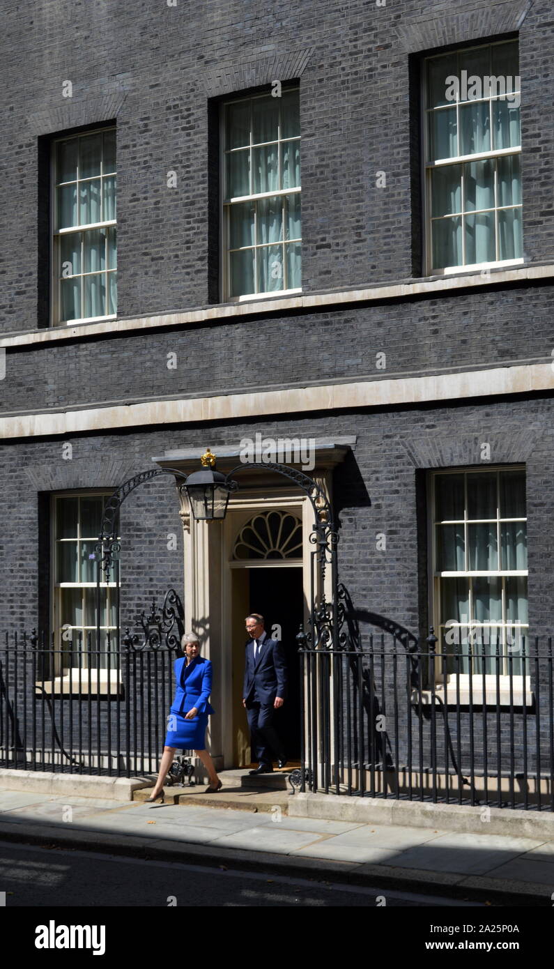 Theresa Maggio lascia 10 di Downing Street per fare il suo discorso di dimissioni, Londra, prima di vedere la regina Elisabetta a formalizzare la sua partenza. L'ultimo giorno di premiership di Theresa Maggio, primo ministro del Regno Unito, 13 luglio 2016 - 24 luglio 2019. maggio era il leader del partito conservatore da luglio 2016 - 23 luglio 2019. mostrato con il marito phillip maggio. Foto Stock
