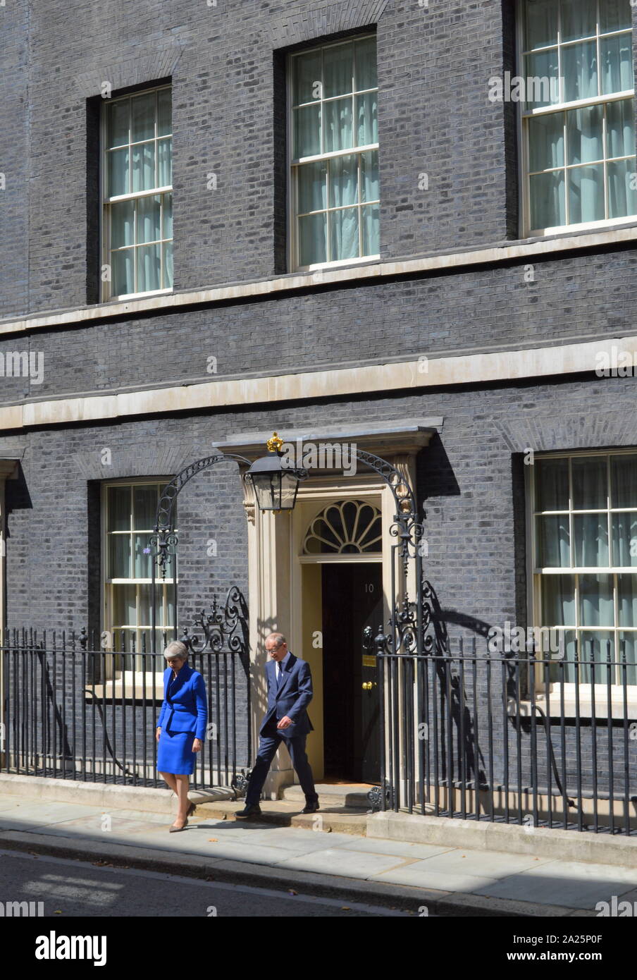 Theresa Maggio lascia 10 di Downing Street per fare il suo discorso di dimissioni, Londra, prima di vedere la regina Elisabetta a formalizzare la sua partenza. L'ultimo giorno di premiership di Theresa Maggio, primo ministro del Regno Unito, 13 luglio 2016 - 24 luglio 2019. maggio era il leader del partito conservatore da luglio 2016 - 23 luglio 2019. mostrato con il marito phillip maggio. Foto Stock