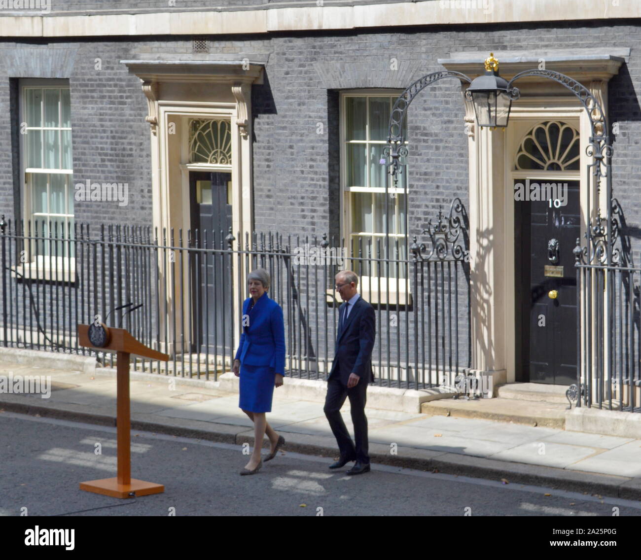 Theresa Maggio lascia 10 Downing Street dopo il suo discorso di dimissioni, Londra, prima di vedere la regina Elisabetta a formalizzare la sua partenza. L'ultimo giorno di premiership di Theresa Maggio, primo ministro del Regno Unito, 13 luglio 2016 - 24 luglio 2019. maggio era il leader del partito conservatore da luglio 2016 - 23 luglio 2019. mostrato con il marito phillip maggio. Foto Stock