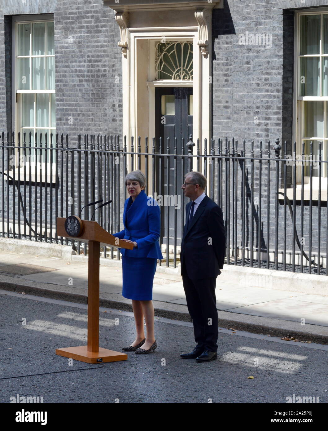 Theresa Maggio lascia 10 Downing Street dopo il suo discorso di dimissioni, Londra, prima di vedere la regina Elisabetta a formalizzare la sua partenza. L'ultimo giorno di premiership di Theresa Maggio, primo ministro del Regno Unito, 13 luglio 2016 - 24 luglio 2019. maggio era il leader del partito conservatore da luglio 2016 - 23 luglio 2019. mostrato con il marito phillip maggio. Foto Stock