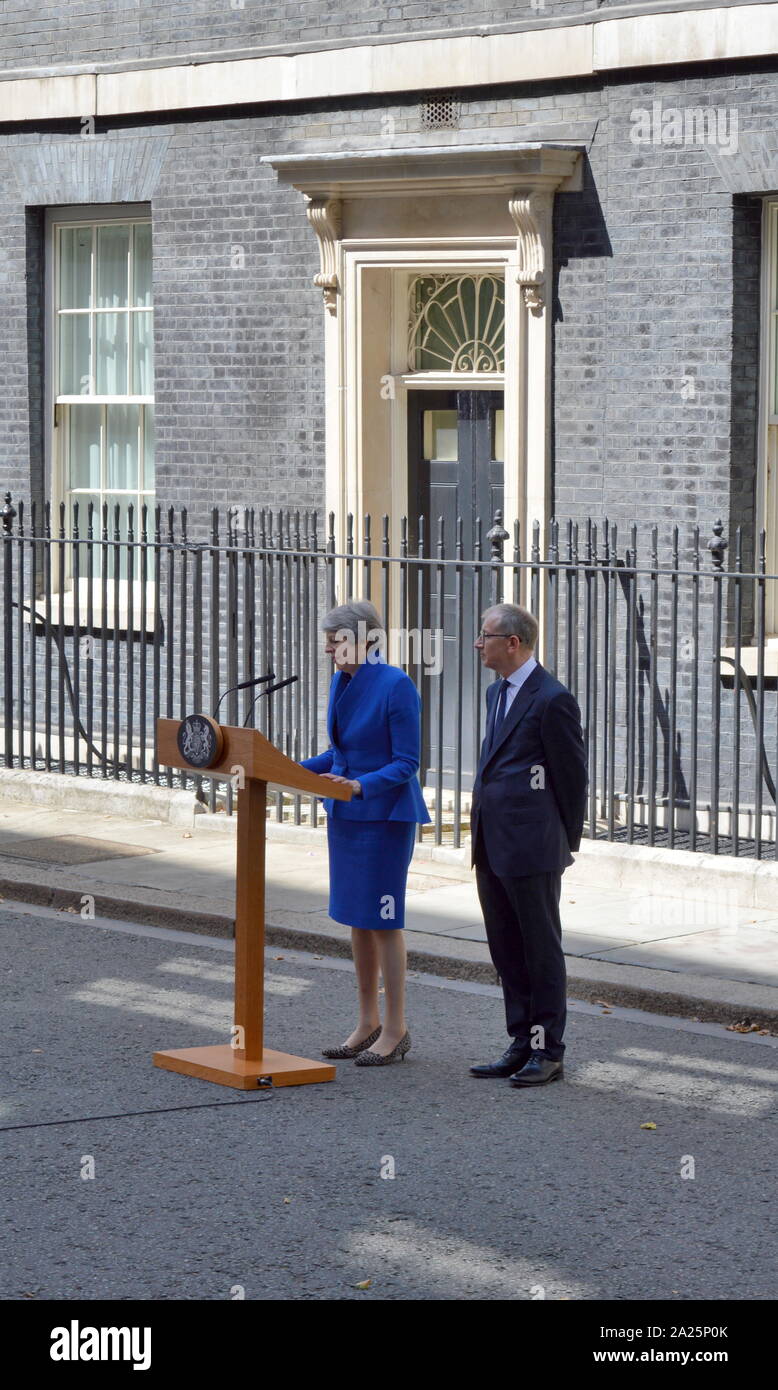 Theresa Maggio lascia 10 Downing Street dopo il suo discorso di dimissioni, Londra, prima di vedere la regina Elisabetta a formalizzare la sua partenza. L'ultimo giorno di premiership di Theresa Maggio, primo ministro del Regno Unito, 13 luglio 2016 - 24 luglio 2019. maggio era il leader del partito conservatore da luglio 2016 - 23 luglio 2019. mostrato con il marito phillip maggio. Foto Stock