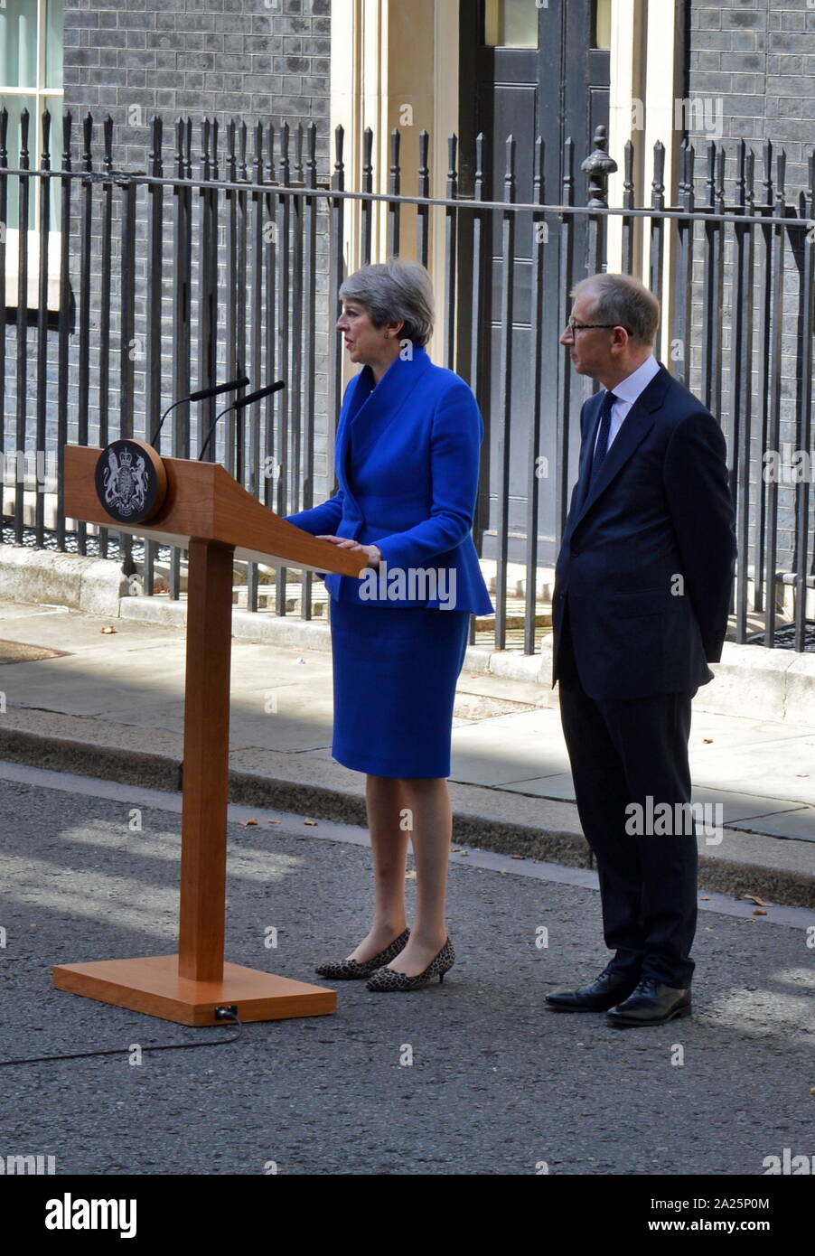 Theresa Maggio lascia 10 Downing Street dopo il suo discorso di dimissioni, Londra, prima di vedere la regina Elisabetta a formalizzare la sua partenza. L'ultimo giorno di premiership di Theresa Maggio, primo ministro del Regno Unito, 13 luglio 2016 - 24 luglio 2019. maggio era il leader del partito conservatore da luglio 2016 - 23 luglio 2019. mostrato con il marito phillip maggio. Foto Stock