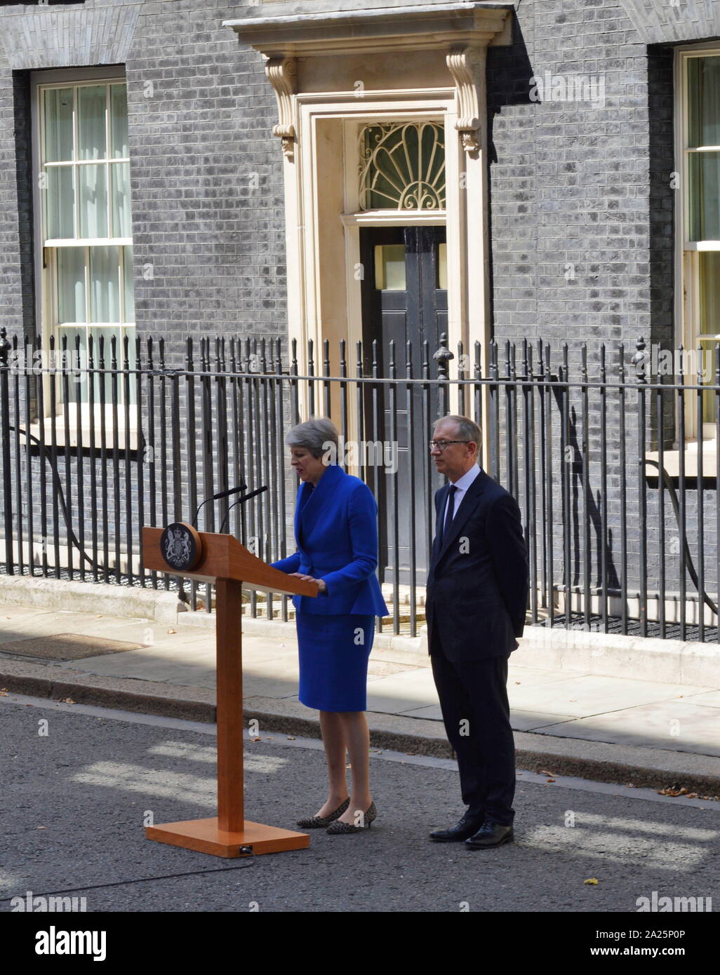 Theresa Maggio lascia 10 Downing Street dopo il suo discorso di dimissioni, Londra, prima di vedere la regina Elisabetta a formalizzare la sua partenza. L'ultimo giorno di premiership di Theresa Maggio, primo ministro del Regno Unito, 13 luglio 2016 - 24 luglio 2019. maggio era il leader del partito conservatore da luglio 2016 - 23 luglio 2019. mostrato con il marito phillip maggio. Foto Stock