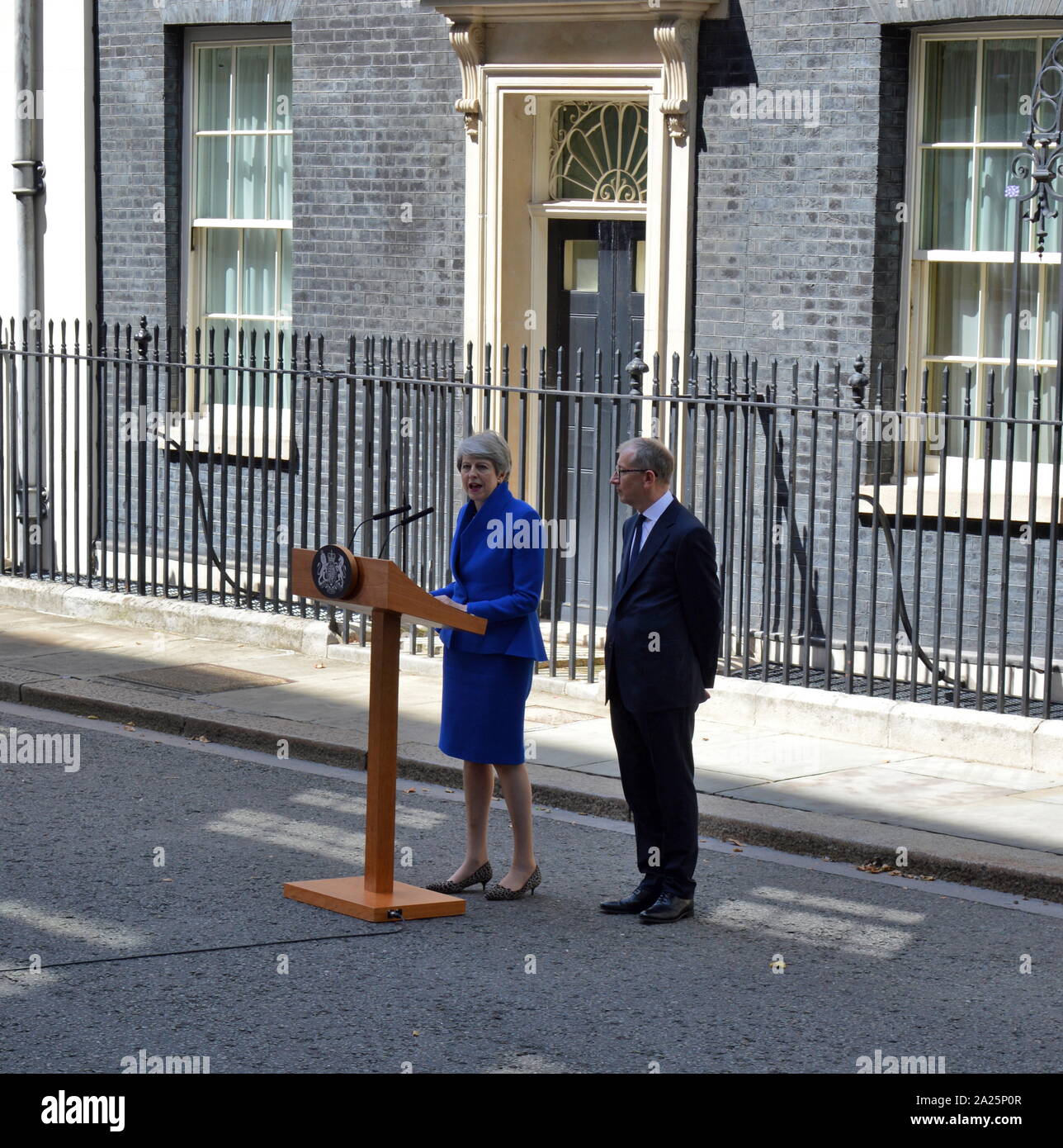 Theresa Maggio lascia 10 Downing Street dopo il suo discorso di dimissioni, Londra, prima di vedere la regina Elisabetta a formalizzare la sua partenza. L'ultimo giorno di premiership di Theresa Maggio, primo ministro del Regno Unito, 13 luglio 2016 - 24 luglio 2019. maggio era il leader del partito conservatore da luglio 2016 - 23 luglio 2019. mostrato con il marito phillip maggio. Foto Stock
