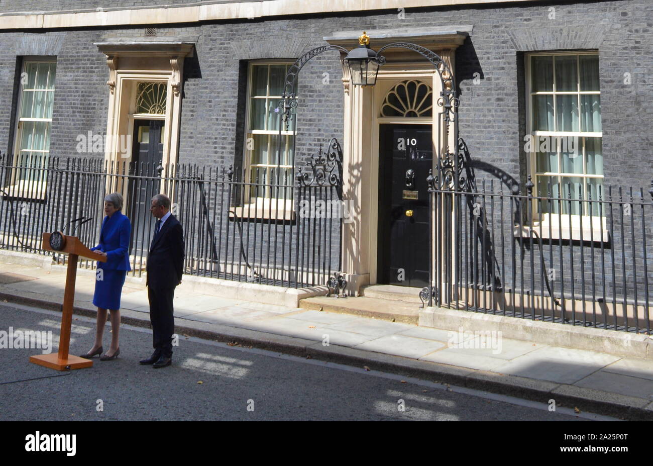 Theresa Maggio lascia 10 Downing Street dopo il suo discorso di dimissioni, Londra, prima di vedere la regina Elisabetta a formalizzare la sua partenza. L'ultimo giorno di premiership di Theresa Maggio, primo ministro del Regno Unito, 13 luglio 2016 - 24 luglio 2019. maggio era il leader del partito conservatore da luglio 2016 - 23 luglio 2019. mostrato con il marito phillip maggio. Foto Stock