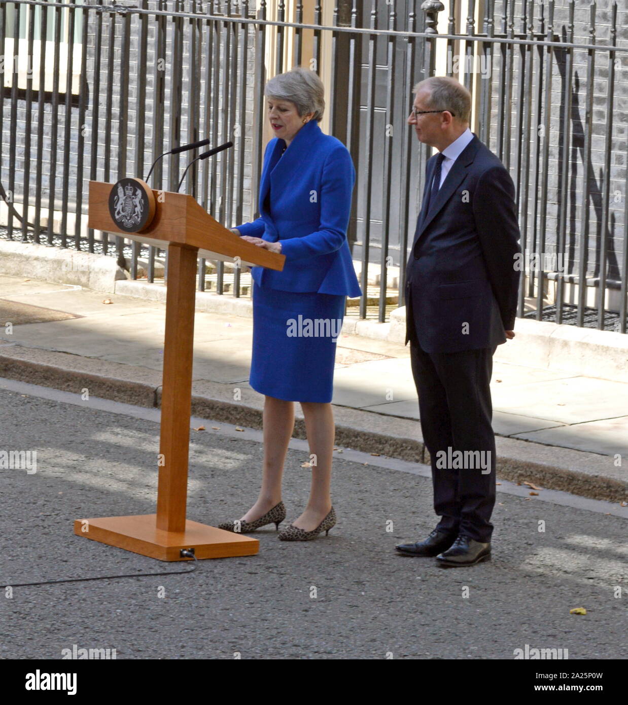 Theresa Maggio lascia 10 Downing Street dopo il suo discorso di dimissioni, Londra, prima di vedere la regina Elisabetta a formalizzare la sua partenza. L'ultimo giorno di premiership di Theresa Maggio, primo ministro del Regno Unito, 13 luglio 2016 - 24 luglio 2019. maggio era il leader del partito conservatore da luglio 2016 - 23 luglio 2019. mostrato con il marito phillip maggio. Foto Stock