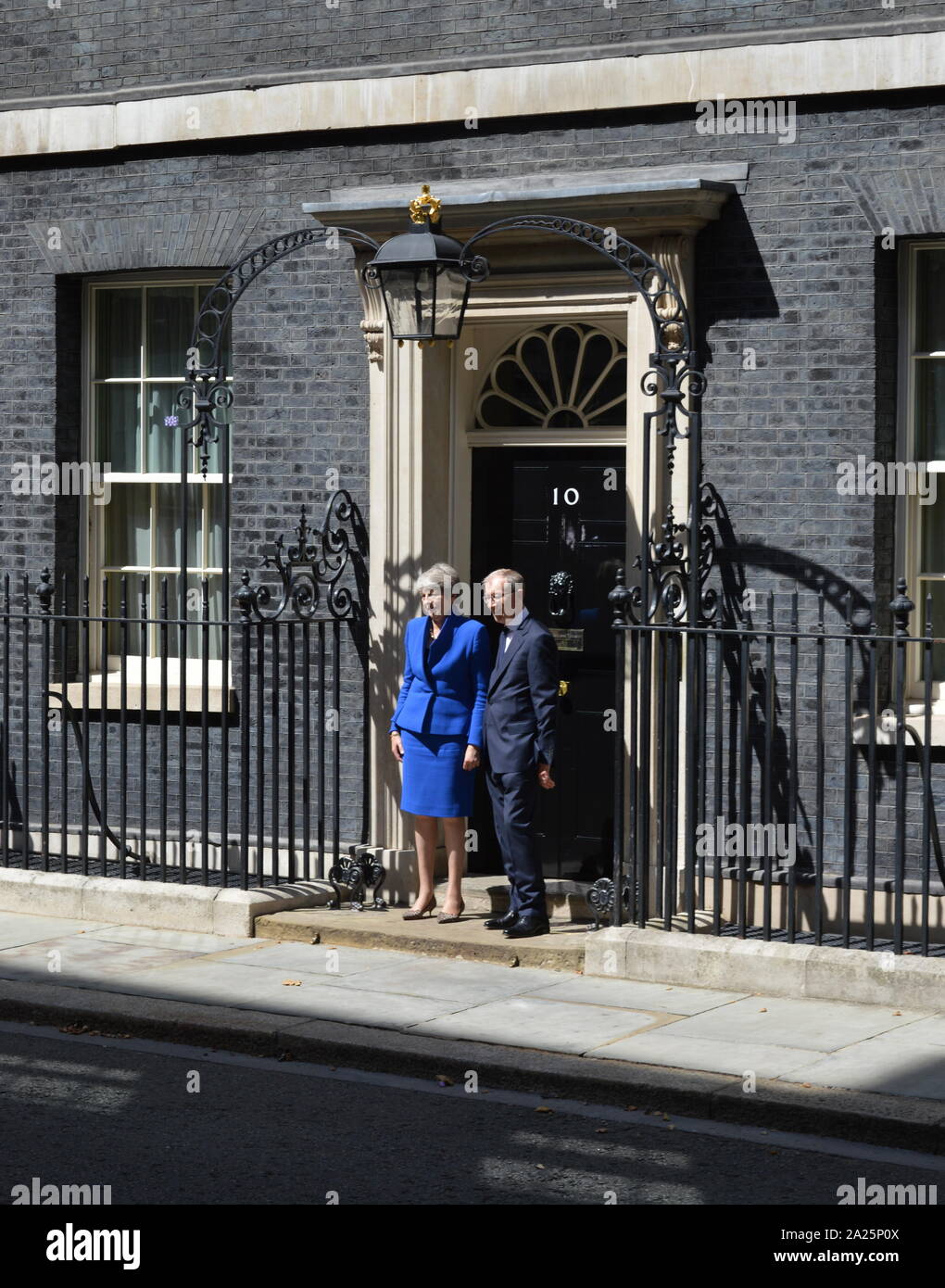 Theresa Maggio lascia 10 Downing Street dopo il suo discorso di dimissioni, Londra, prima di vedere la regina Elisabetta a formalizzare la sua partenza. L'ultimo giorno di premiership di Theresa Maggio, primo ministro del Regno Unito, 13 luglio 2016 - 24 luglio 2019. maggio era il leader del partito conservatore da luglio 2016 - 23 luglio 2019. mostrato con il marito phillip maggio. Foto Stock