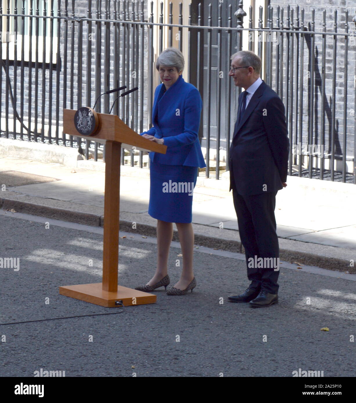 Theresa Maggio lascia 10 Downing Street dopo il suo discorso di dimissioni, Londra, prima di vedere la regina Elisabetta a formalizzare la sua partenza. L'ultimo giorno di premiership di Theresa Maggio, primo ministro del Regno Unito, 13 luglio 2016 - 24 luglio 2019. maggio era il leader del partito conservatore da luglio 2016 - 23 luglio 2019. mostrato con il marito phillip maggio. Foto Stock